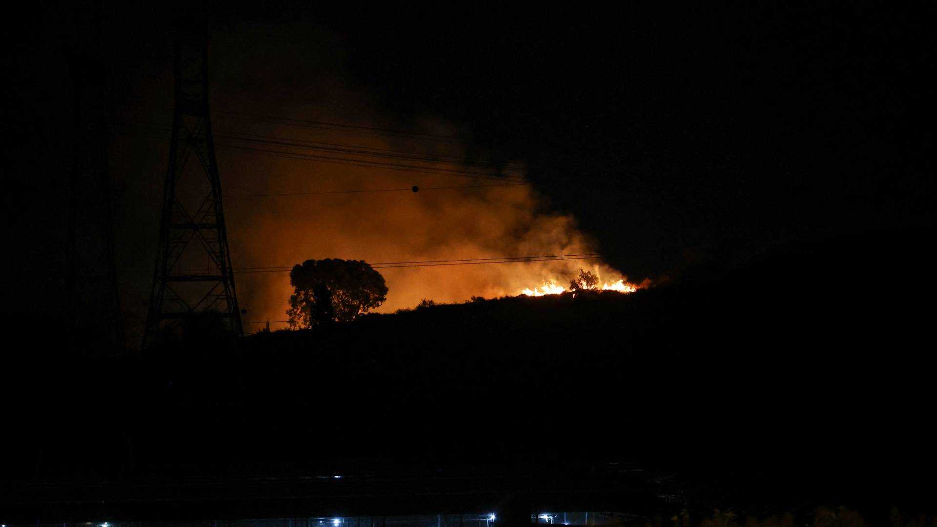 اشتعال النيران إثر الصواريخ