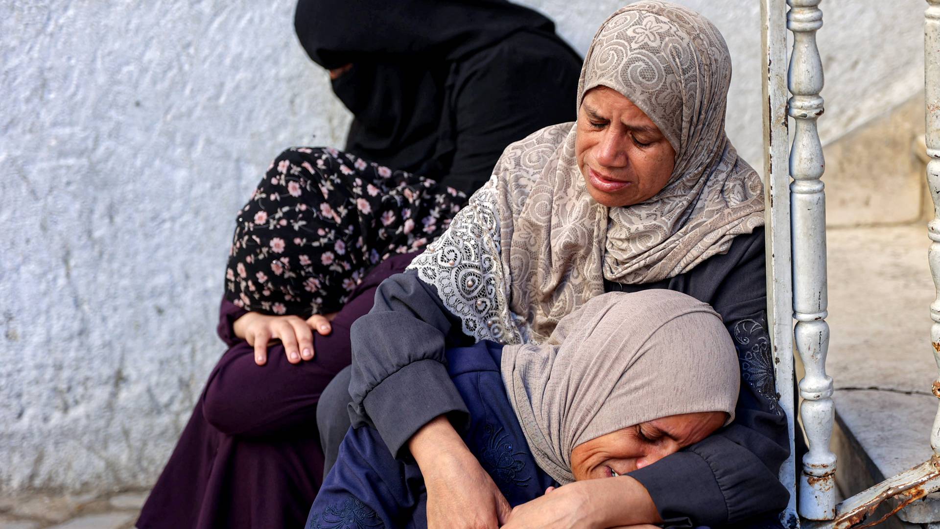 سيدات يبكين على عائلاتهن في مدينة غزة