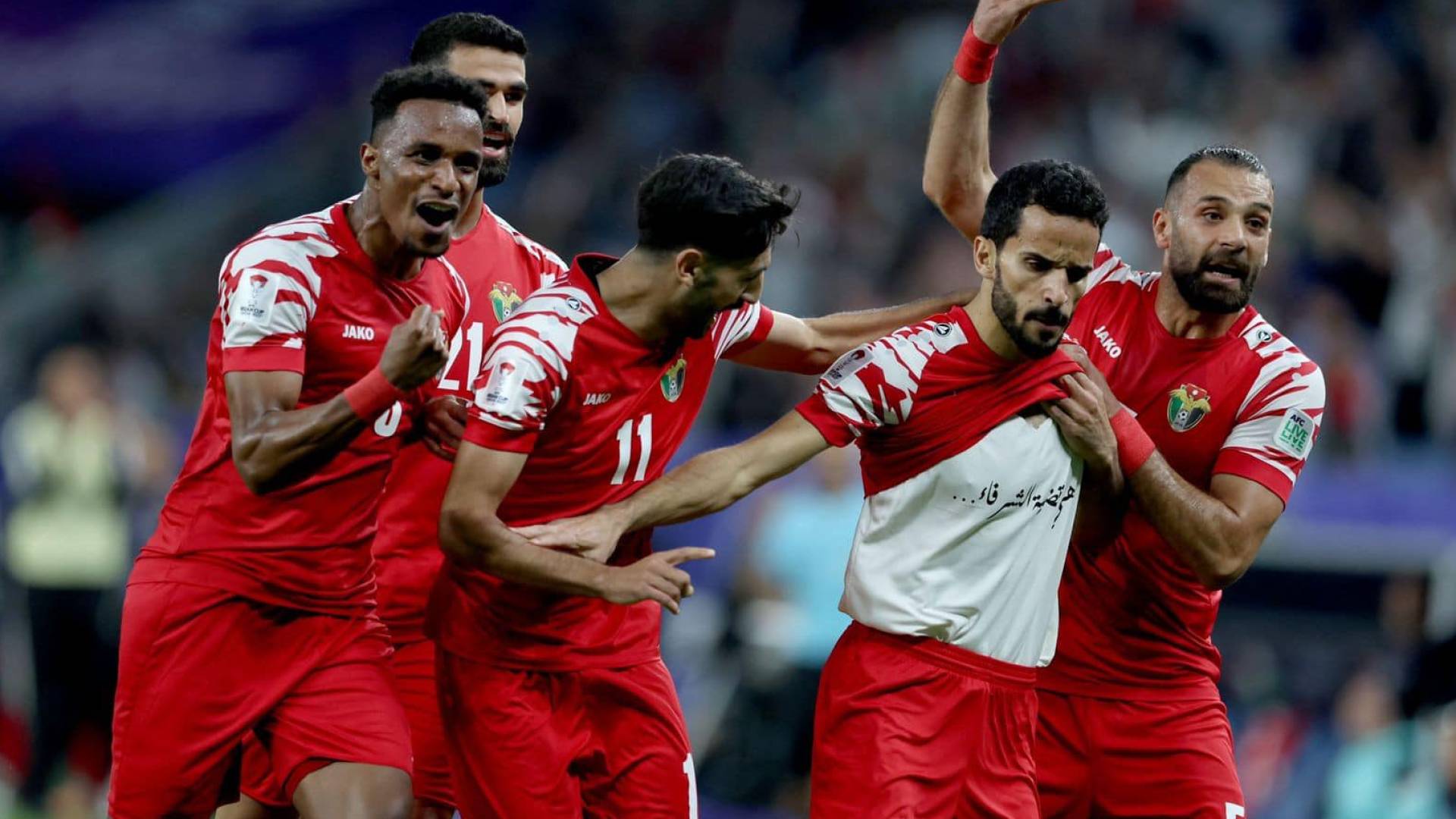 لاعبو المنتخب الوطني يحتفلون بهدف سابق