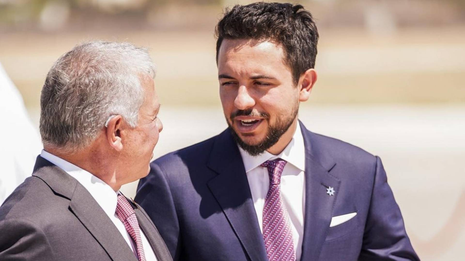 الملك وولي العهد يستقبلان ملك إسبانيا لدى وصوله إلى قصر الحسينية
