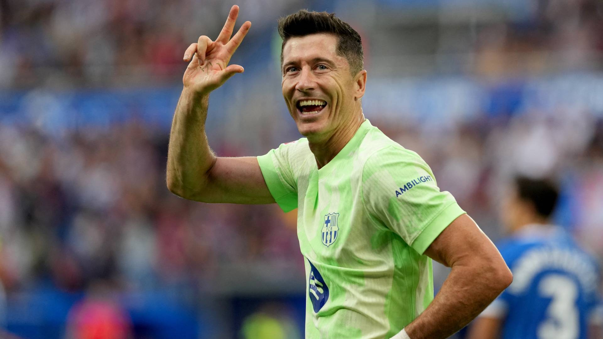 اللاعب البولندي روبرت ليفاندوفسكي مع اللاعب لامين يامال من مباراة سابقة لبرشلونة