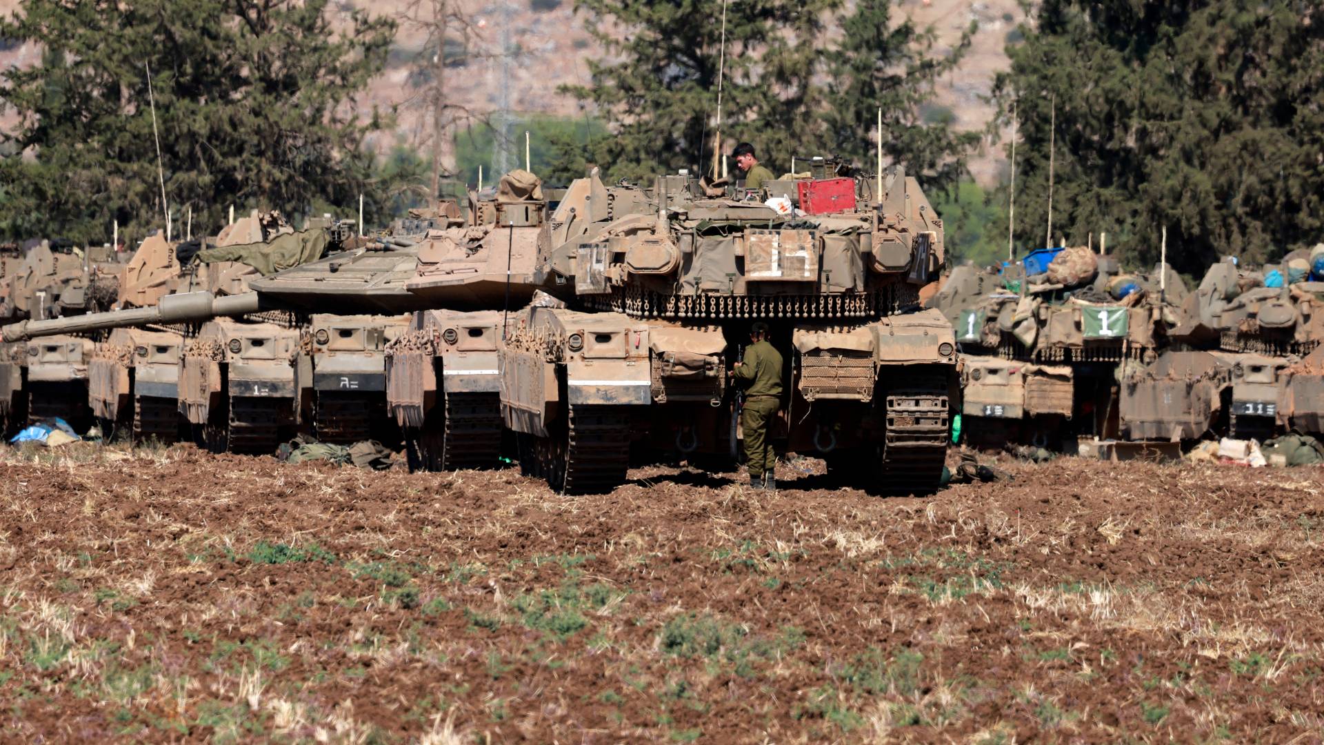 دبابات تابعة لجيش الاحتلال قرب الحدود مع لبنان