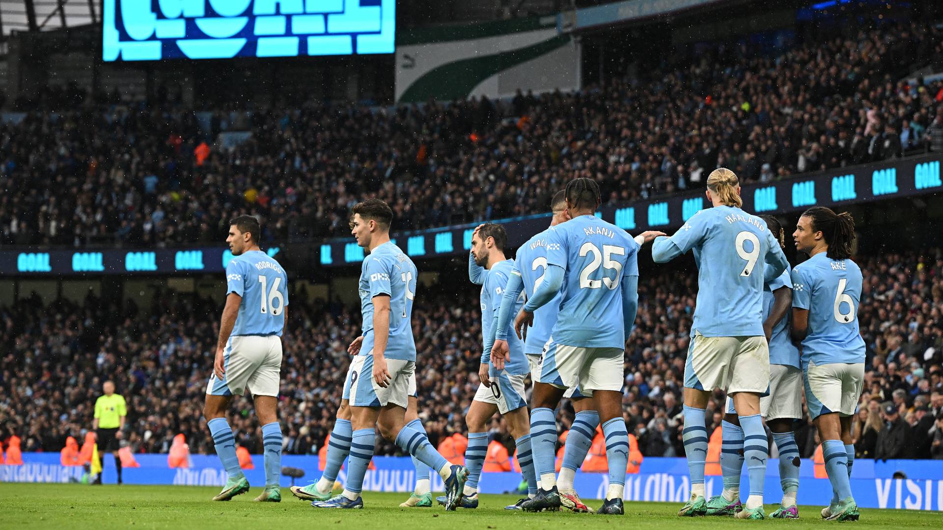 لاعبو مانشستر سيتي يحتفلون بهدف سابق