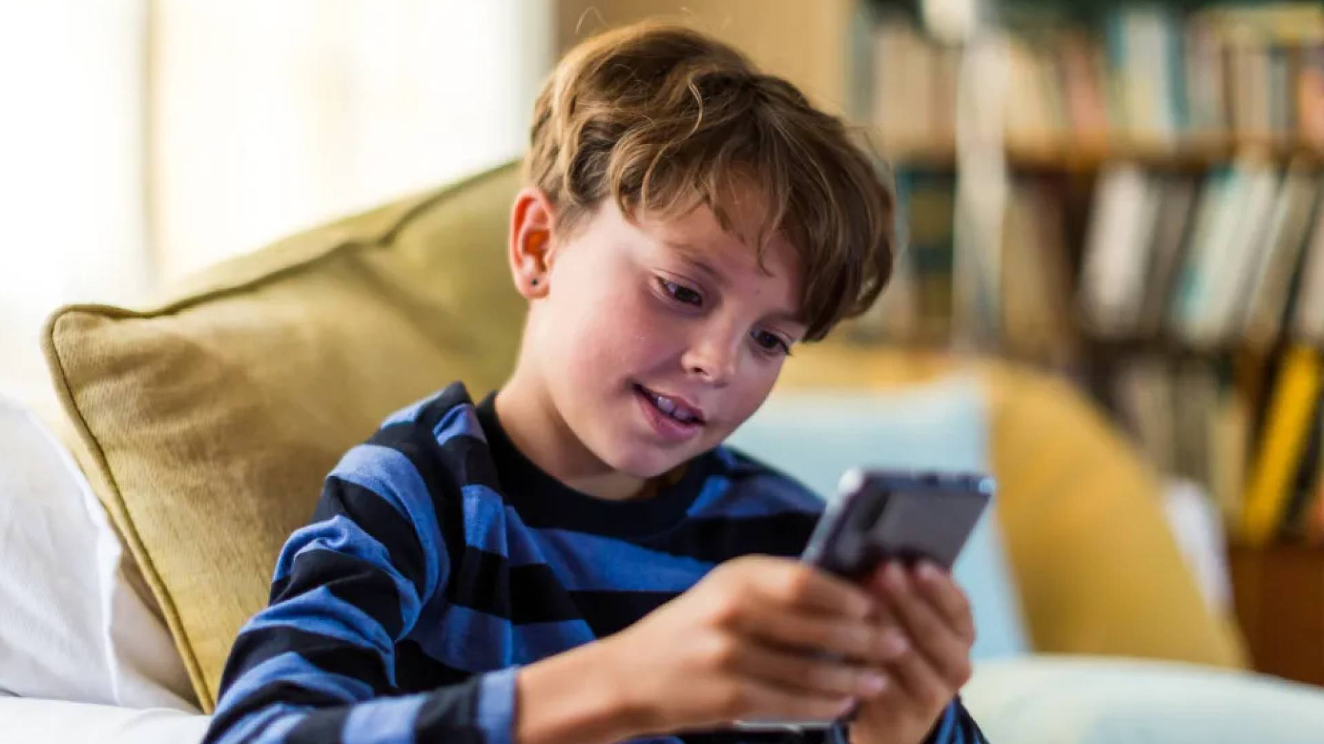 طفل يستخدم الهاتف - تعبيرية