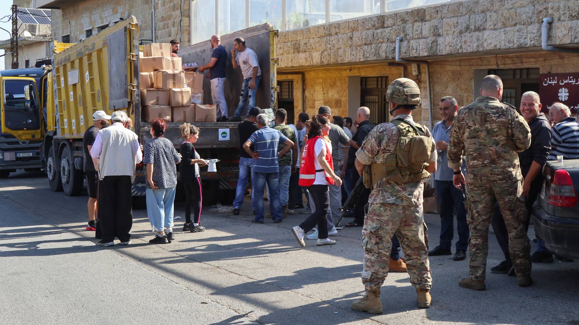 لبنانيون في قرية القليعة بجنوب لبنان