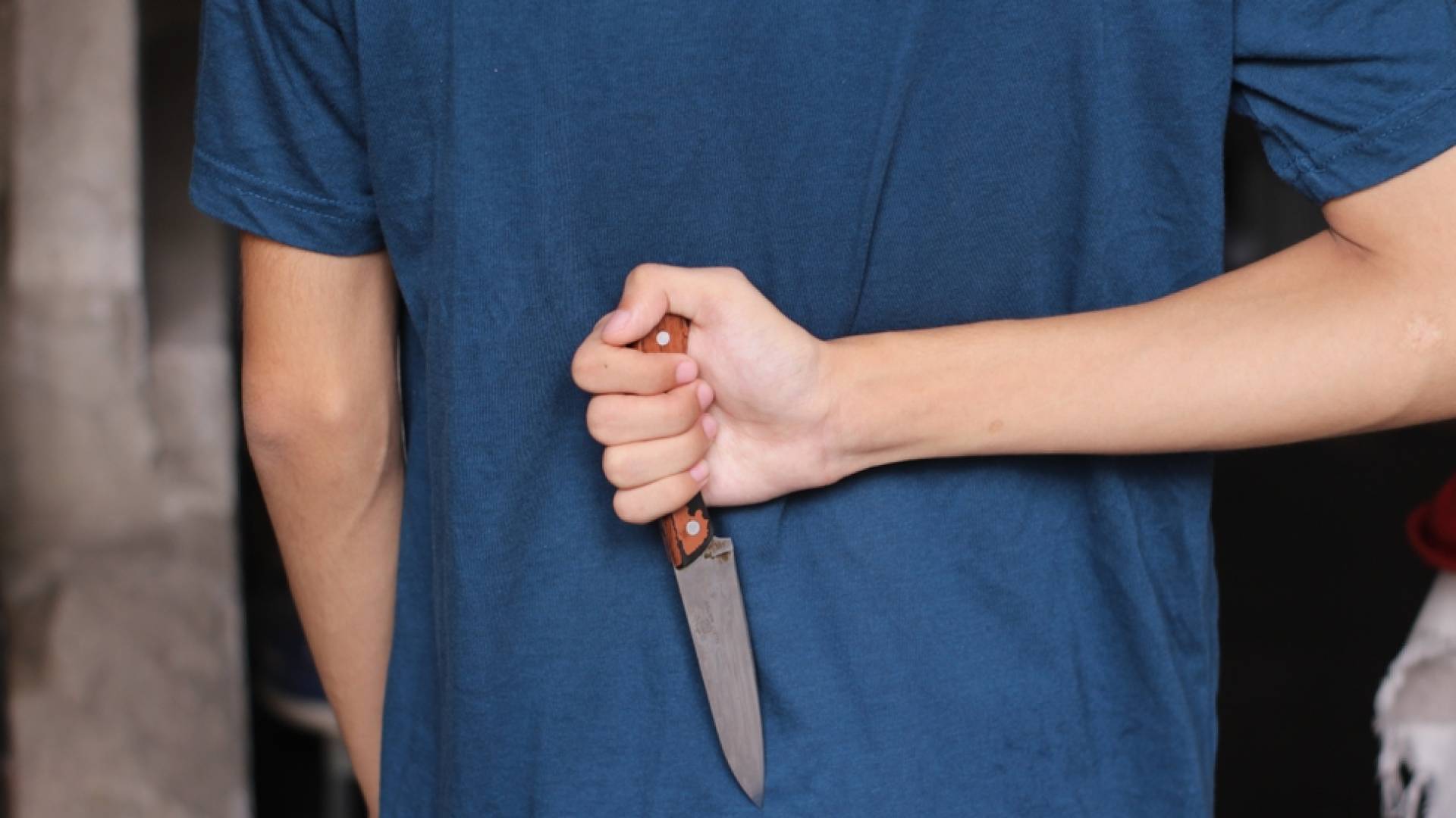 شخص يحمل سكينا