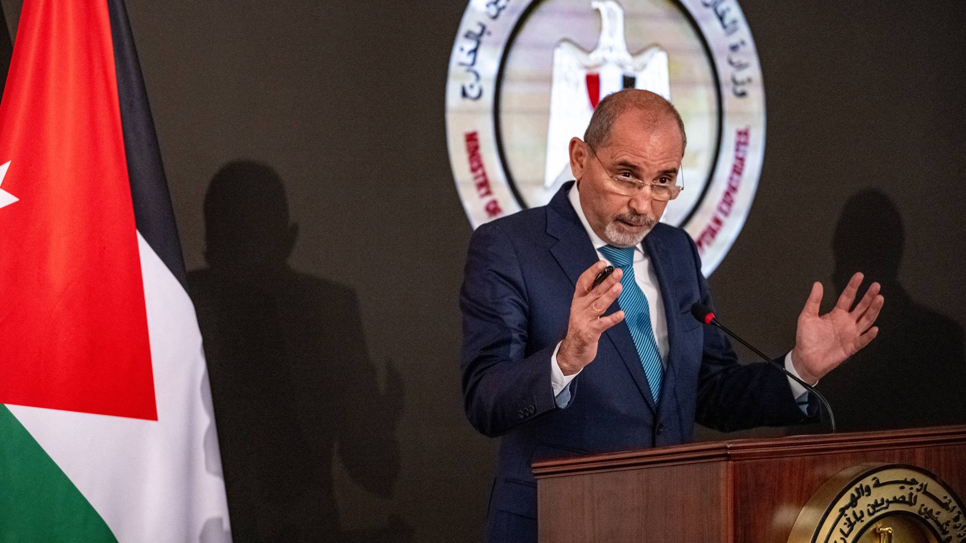 الصفدي من القاهرة: نرى حربا تستهدف الوجود الفلسطيني