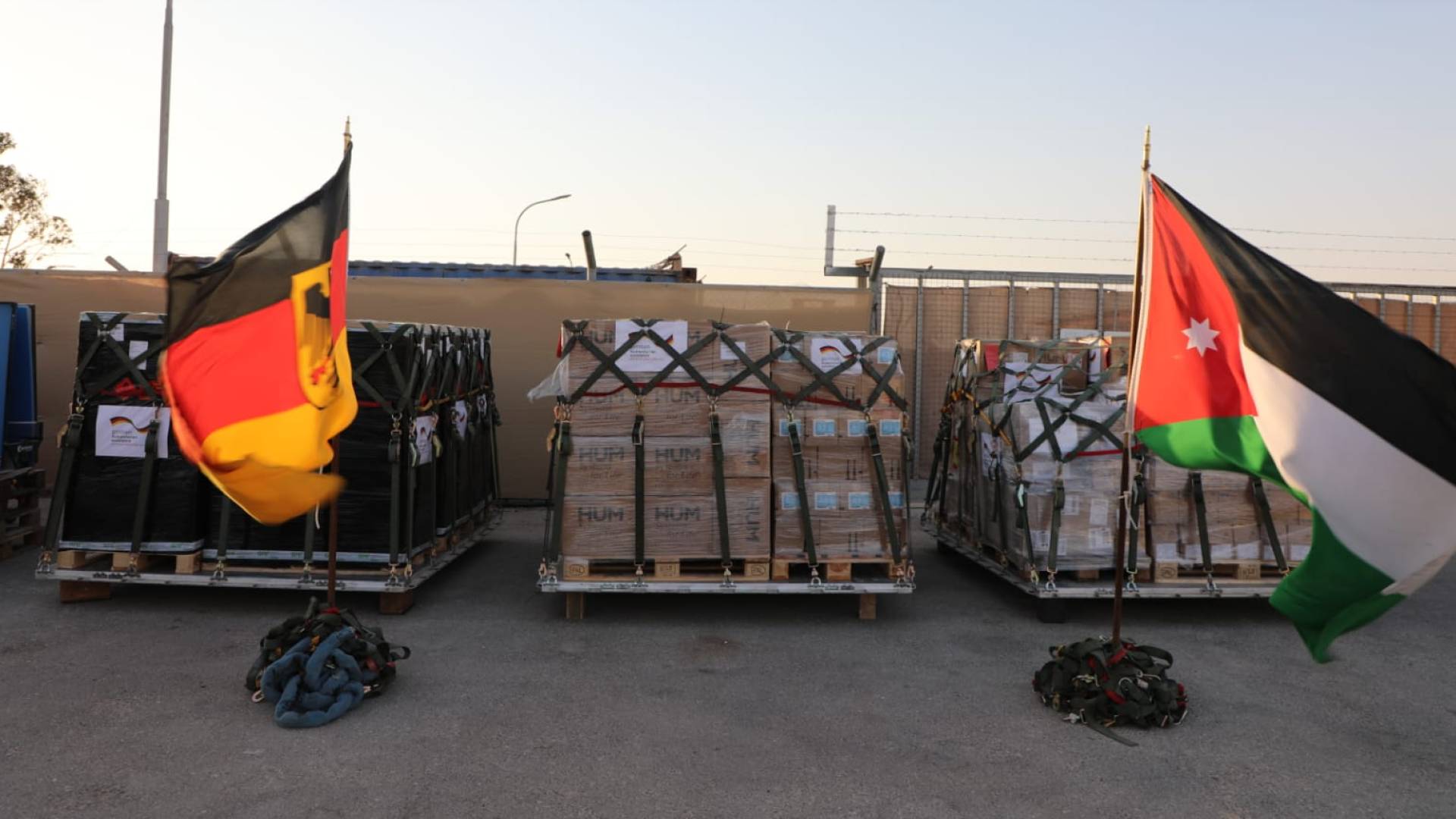 القوات المسلحة تتسلم علاجات وأجهزة طبية من ألمانيا لصالح المرضى في غزة