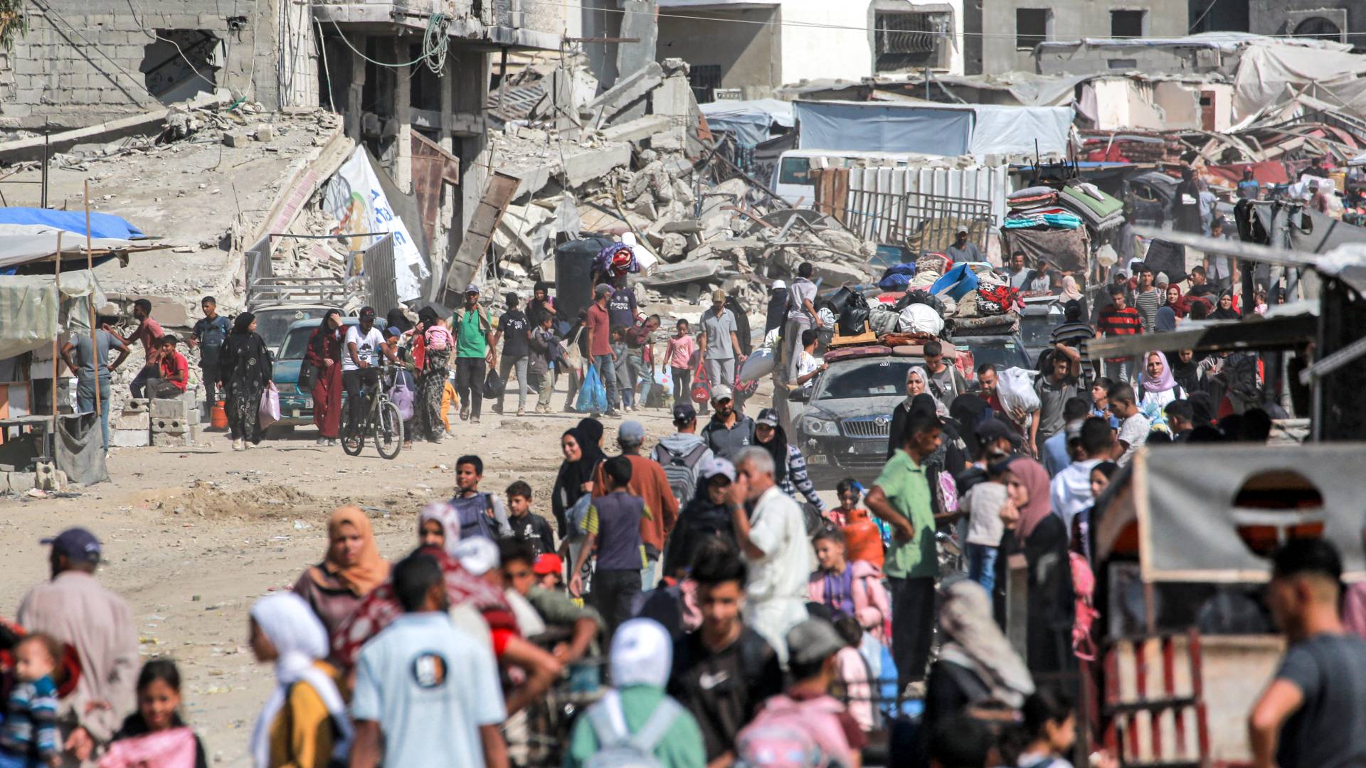 نازحون إلى خان يونس بعد إخلاء المناطق الشرقية من المدينة في جنوب غزة