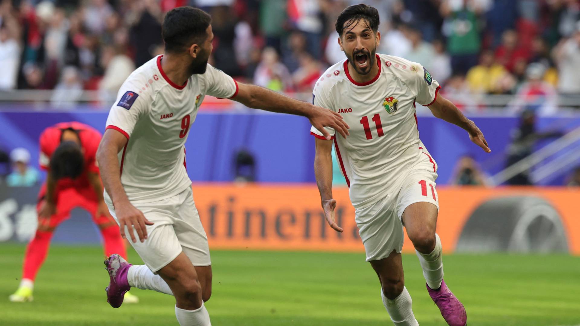 لاعبو المنتخب الوطني يحتفلون بهدف سابق في مرمى كوريا
