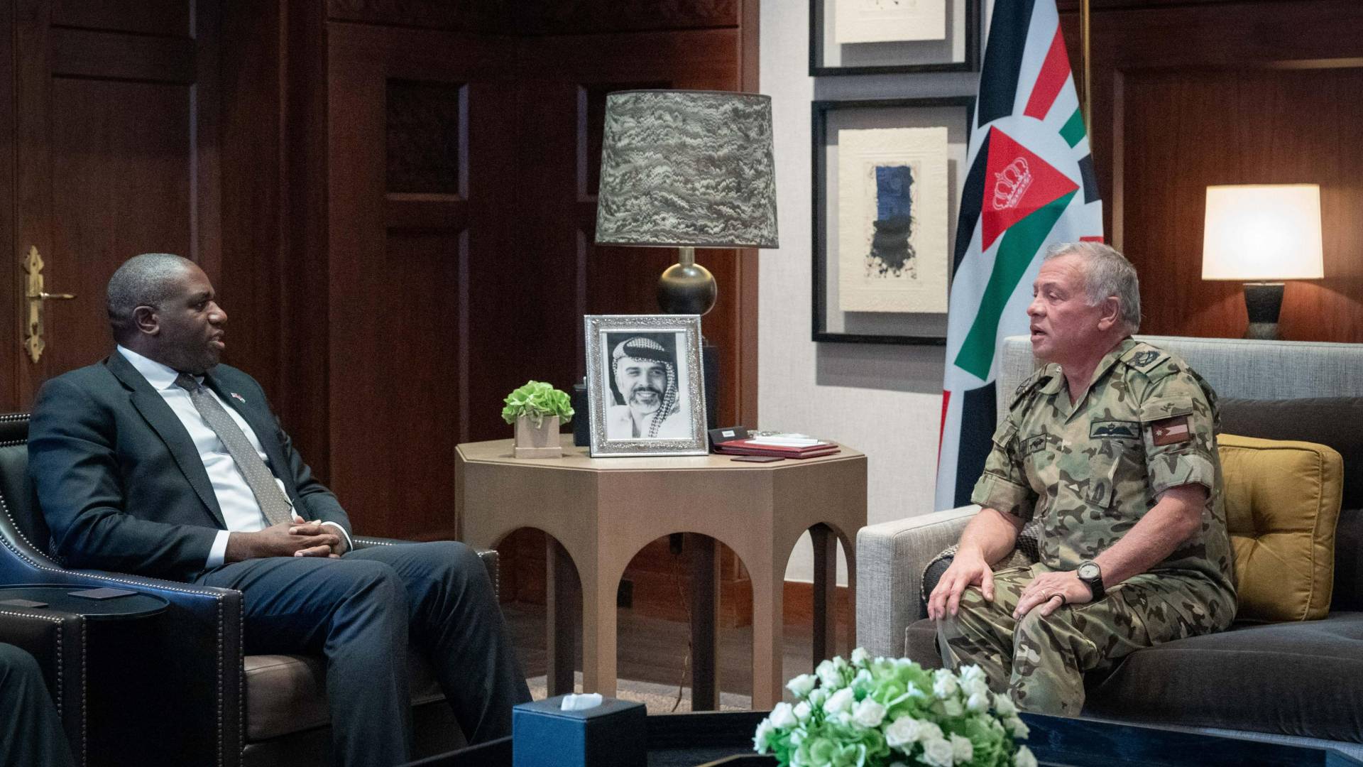 جلالة الملك خلال لقائه وزير الخارجية البريطاني ديفيد لامي