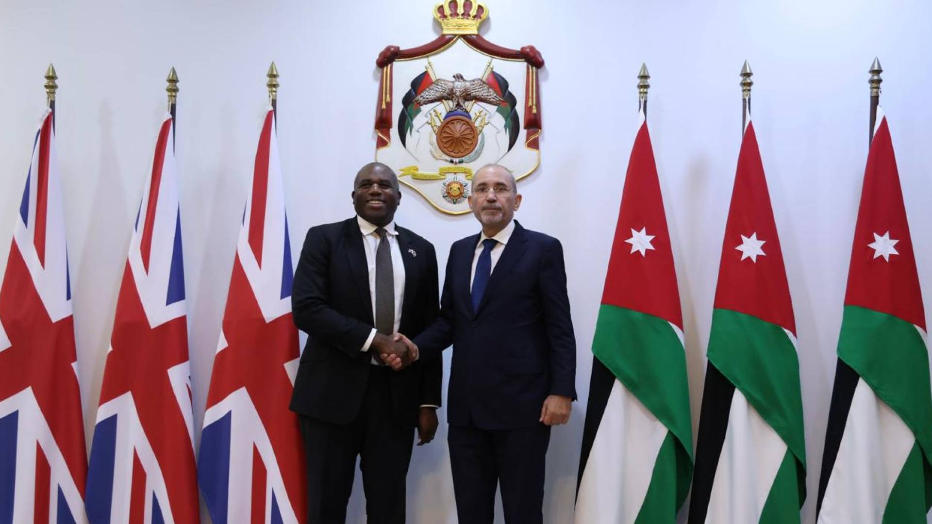 الصفدي ونظيره البريطاني يحذران من خطورة استمرار التصعيد الذي يهدد أمن المنطقة