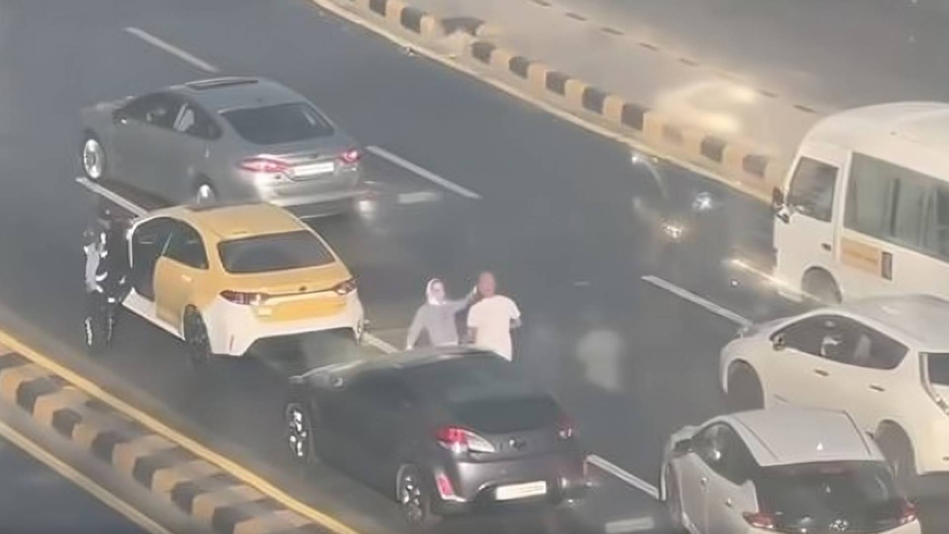 حادثة غريبة.. فتاة تضرب سائق تكسي في عمان - فيديو