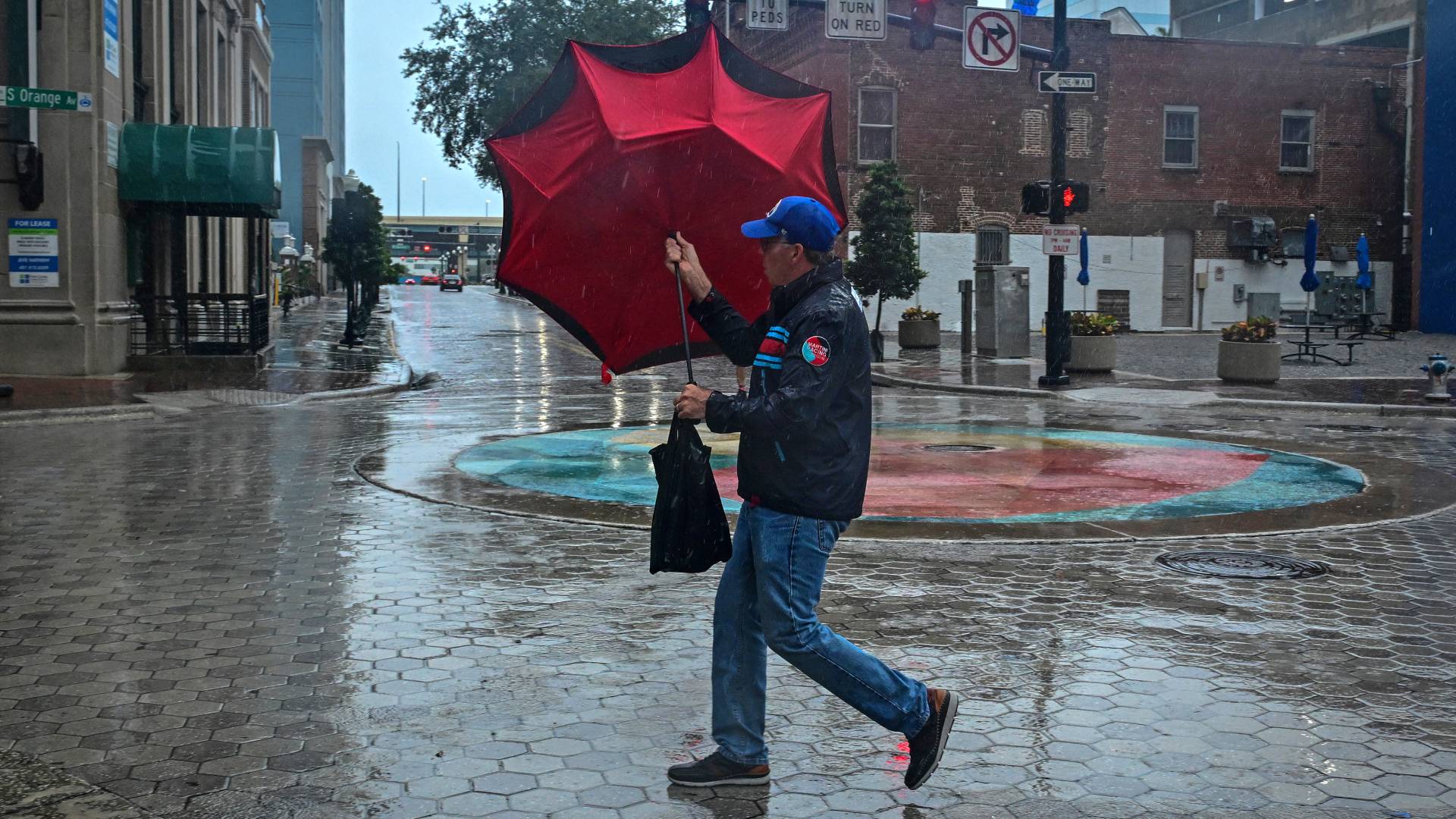 الإعصار ميلتون يجتاح سواحل فلوريدا مصحوبا برياح عاتية - فيديو