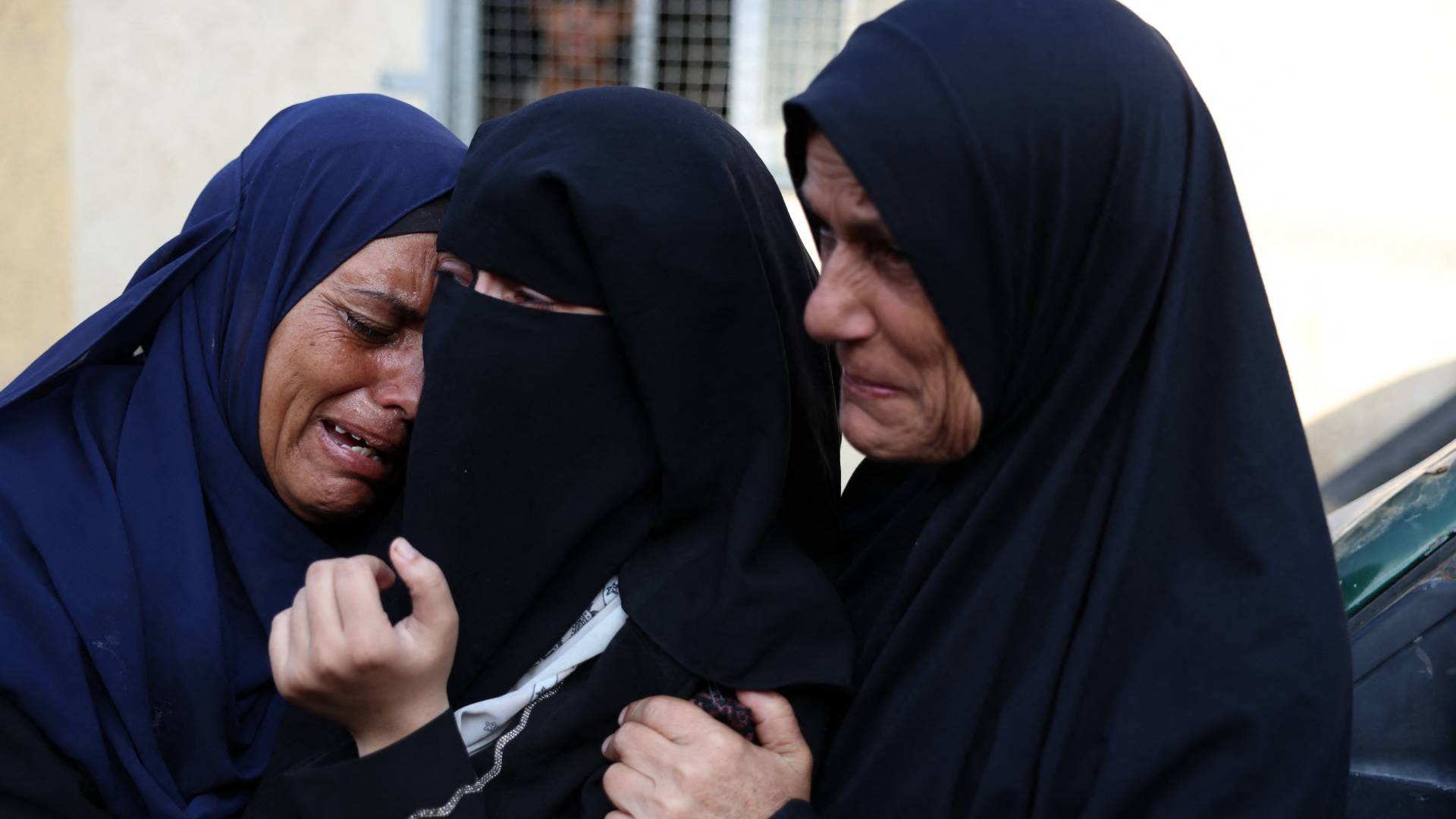 فلسطينيات يبكين بعد مجازر الاحتلال في غزة