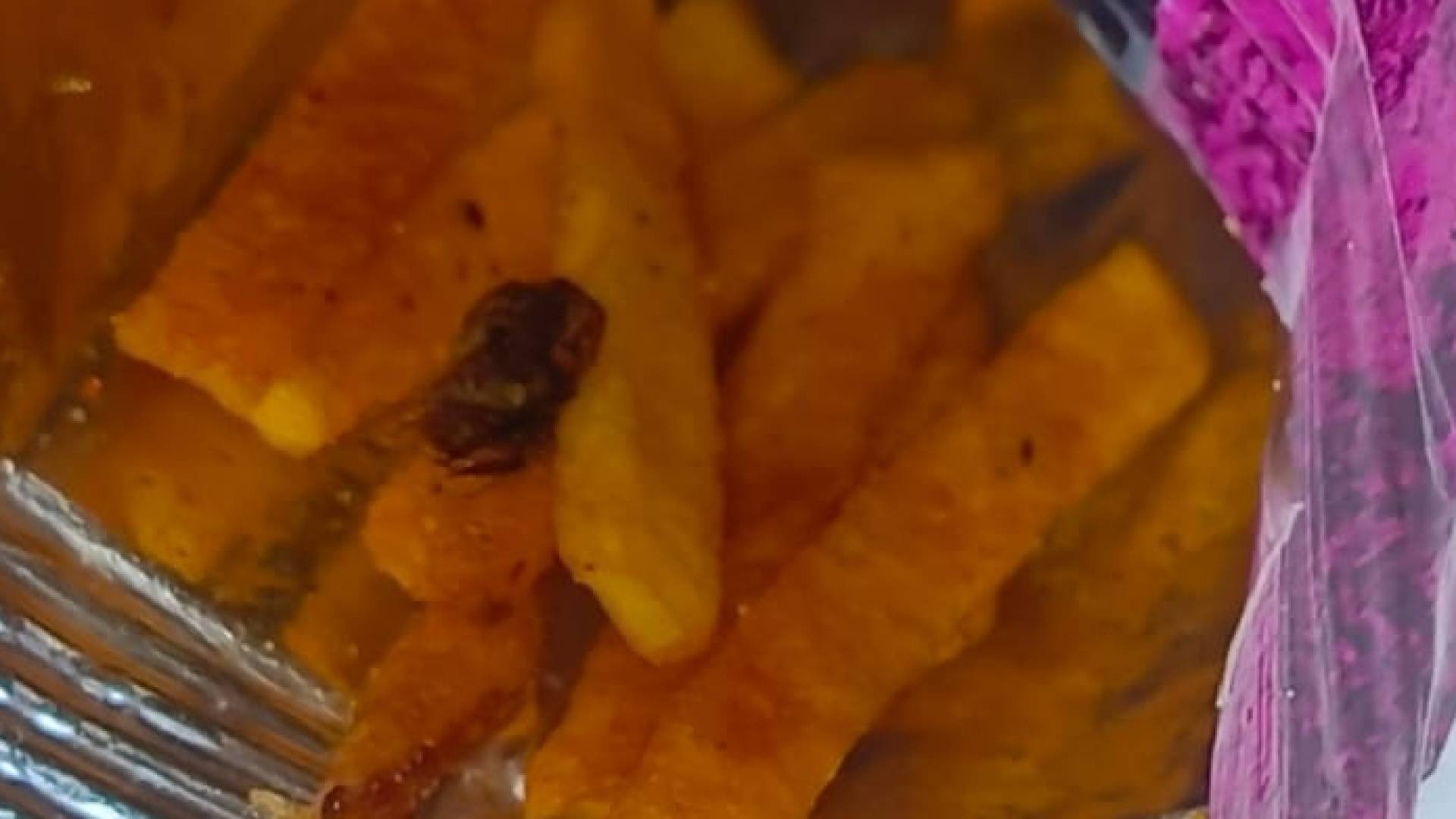 قطعة داخل باكيت شيبس