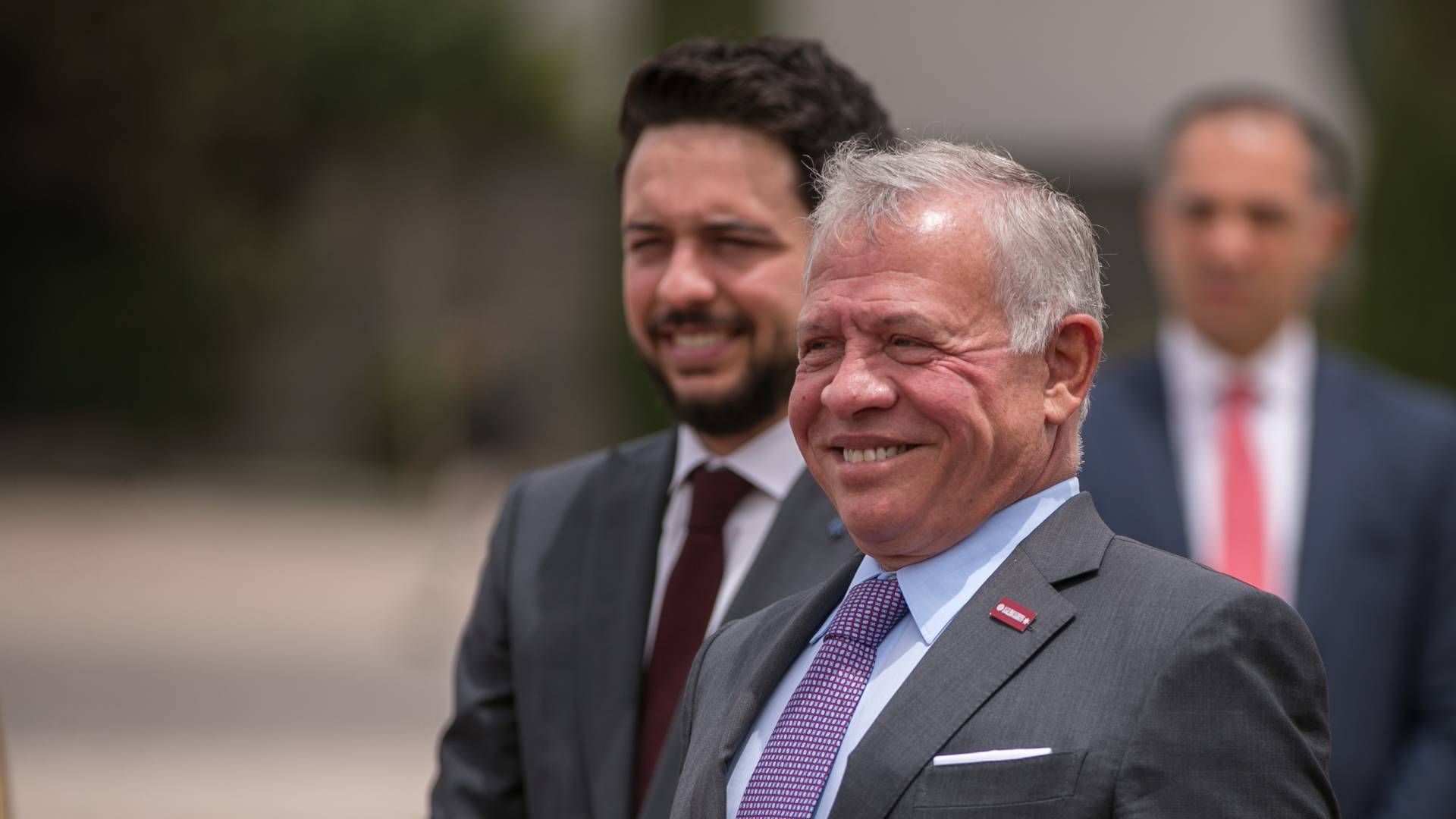 جلالة الملك عبدالله الثاني، يرافقه سمو الأمير الحسين بن عبدالله الثاني