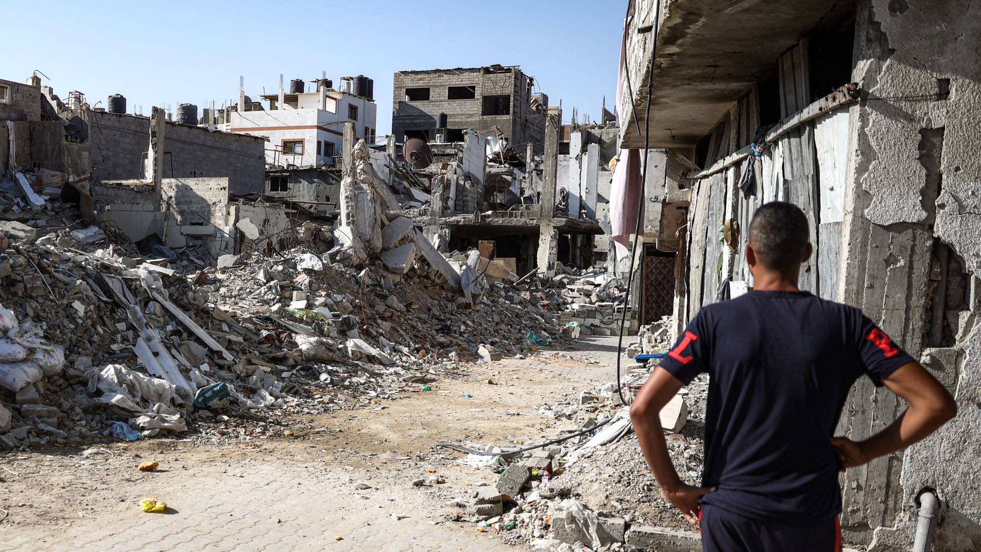 رجل يناظر الدمار في مخيم البريج في وسط قطاع غزة