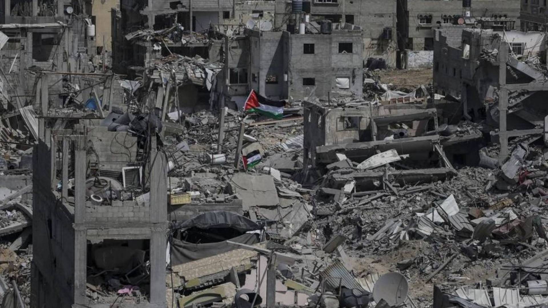 علم فلسطين فوق الركام في قطاع غزة