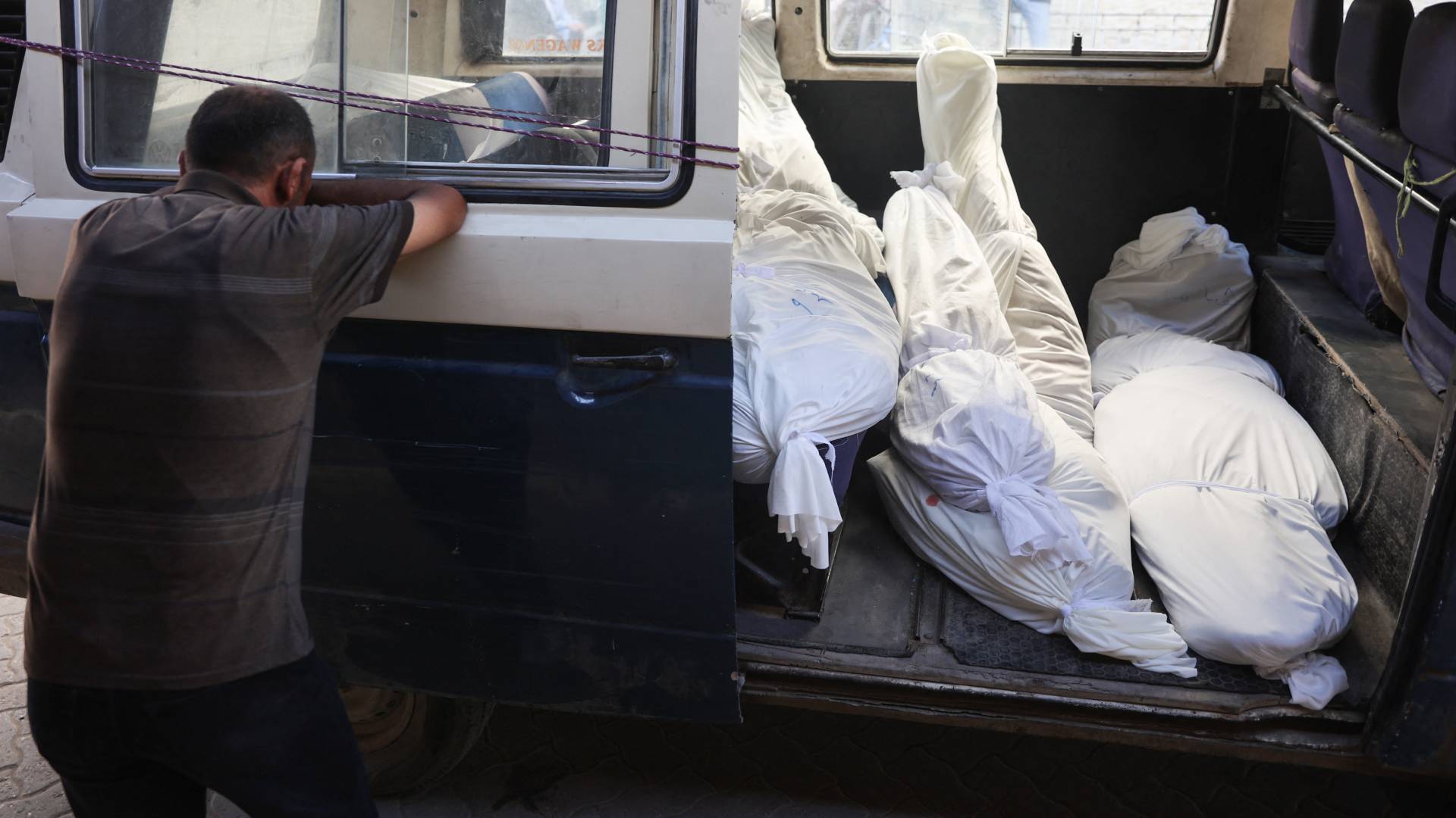 نقل جثامين الشهداء في غزة