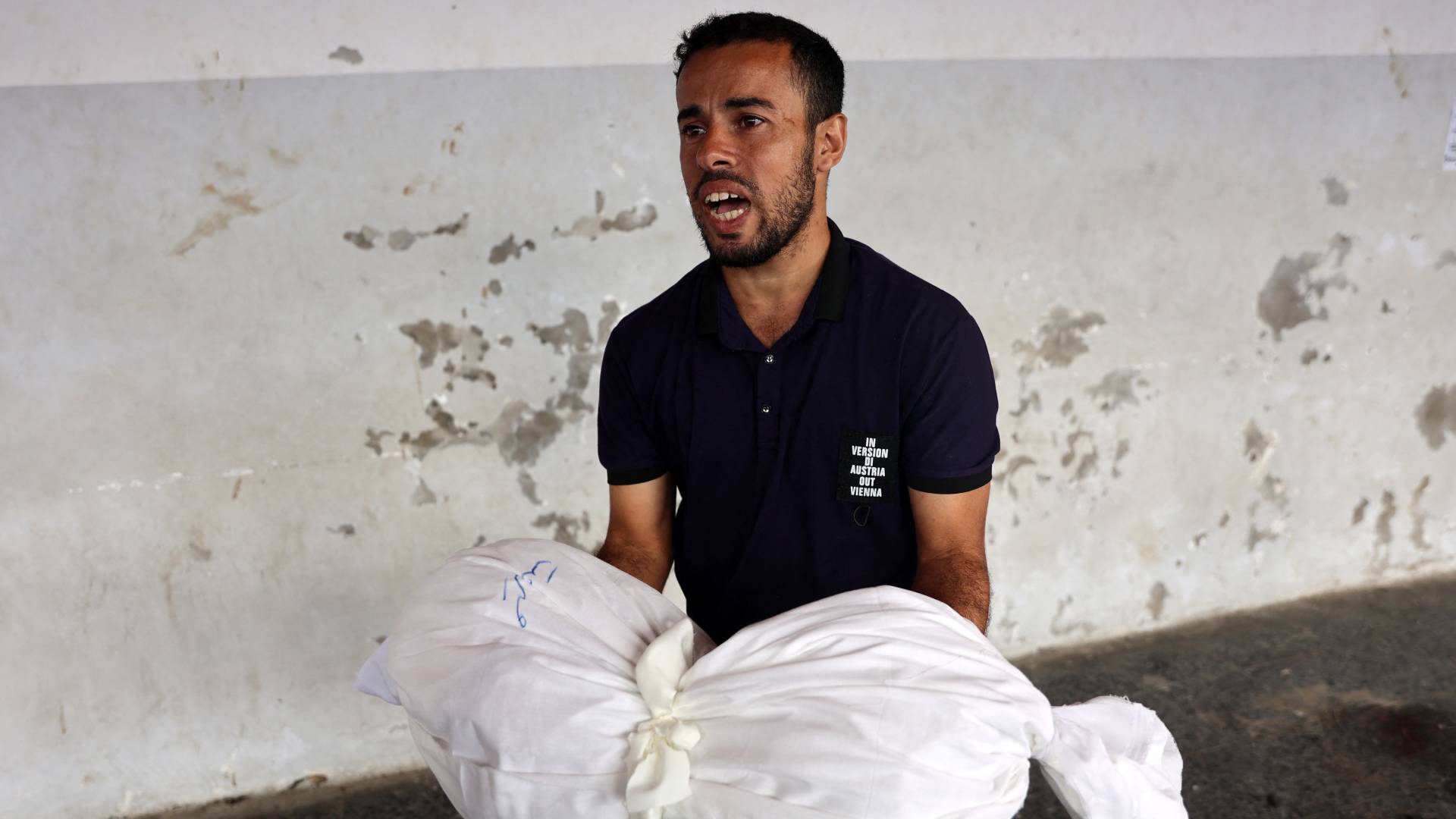 شخص يحمل جثمان طفل شهيد