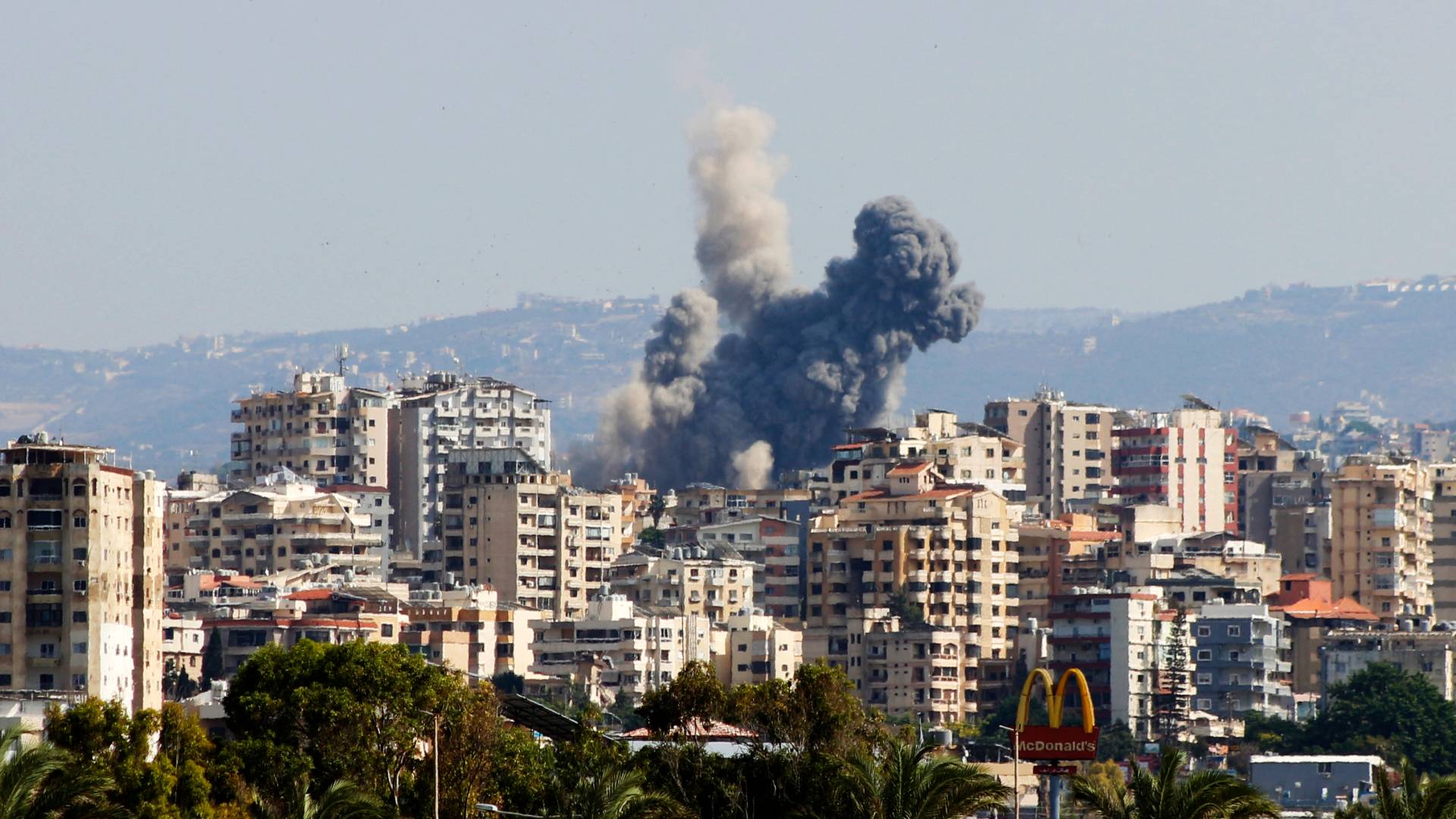 سحابة دخان تندلع في أعقاب غارة جوية للاحتلال على قرية بالقرب من مدينة صور بجنوب لبنان