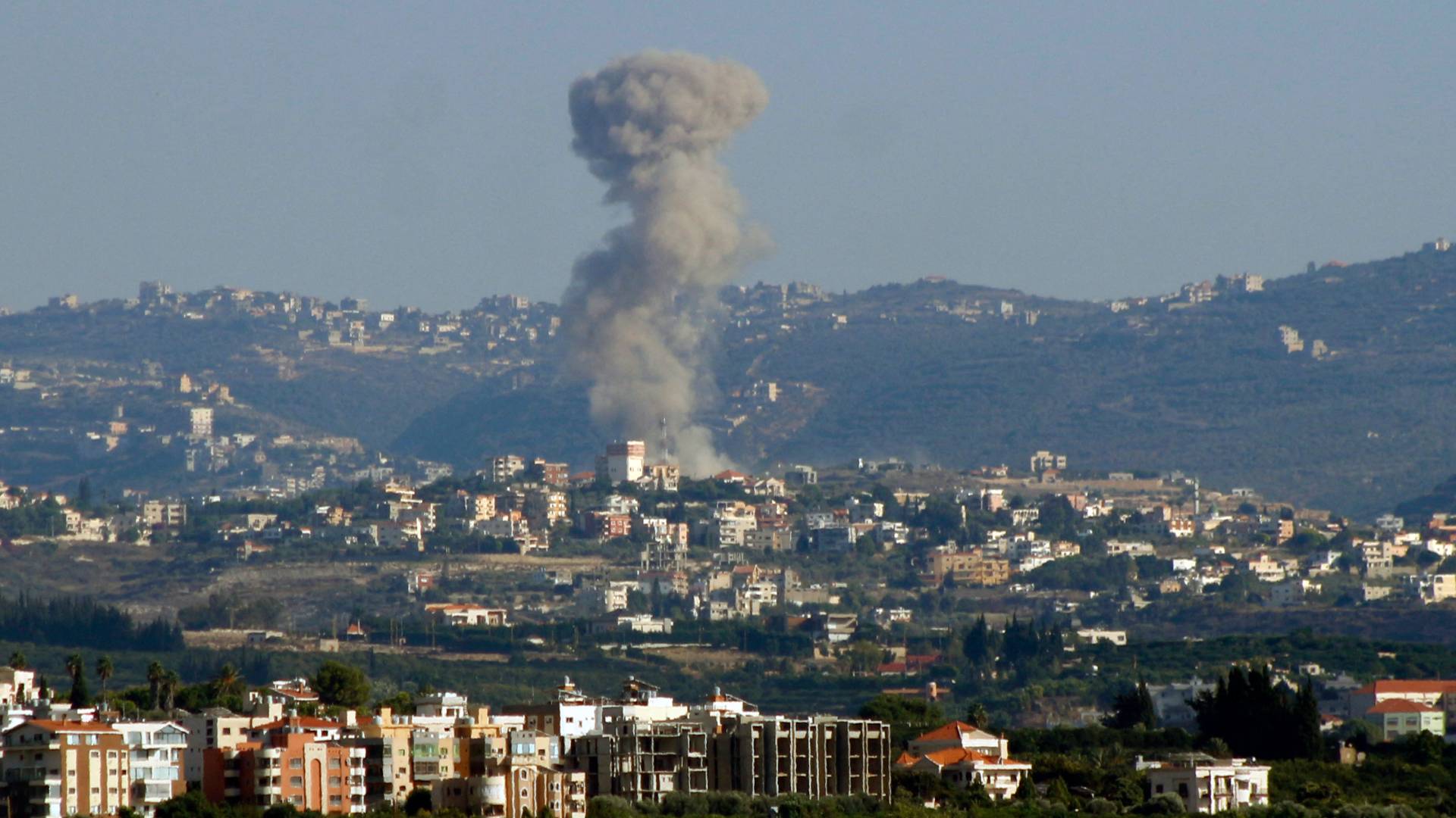 الدخان يتصاعد من موقع غارة جوية للاحتلال من مدينة صور الجنوبية