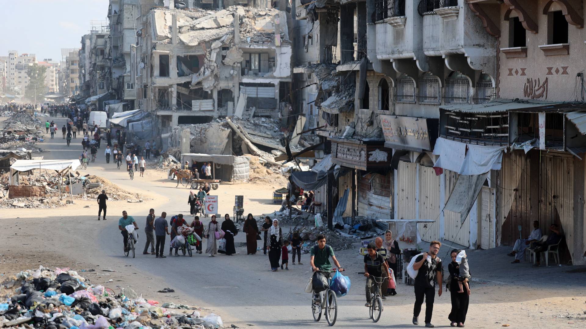 فلسطينيون يحملون أمتعتهم أثناء إخلاء مناطق شمال غزة