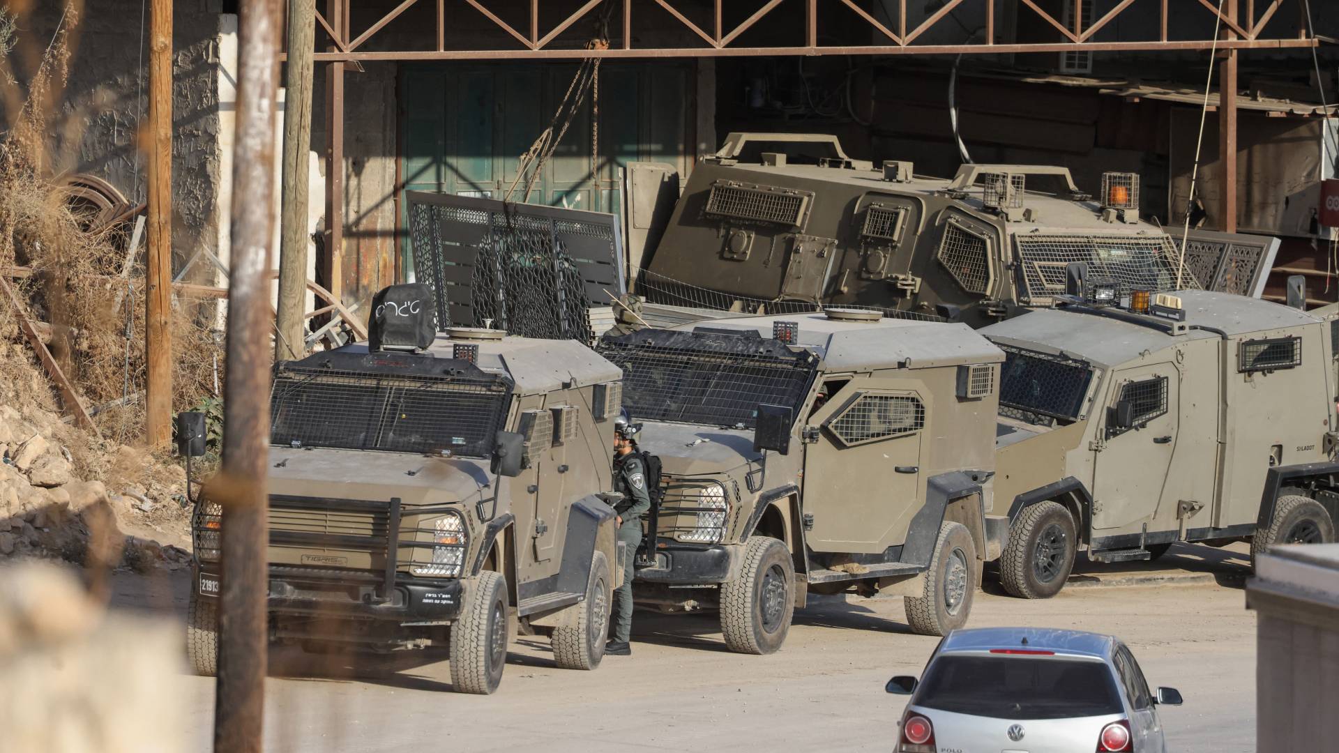 آليات الاحتلال (جيبات) تقتحم نابلس