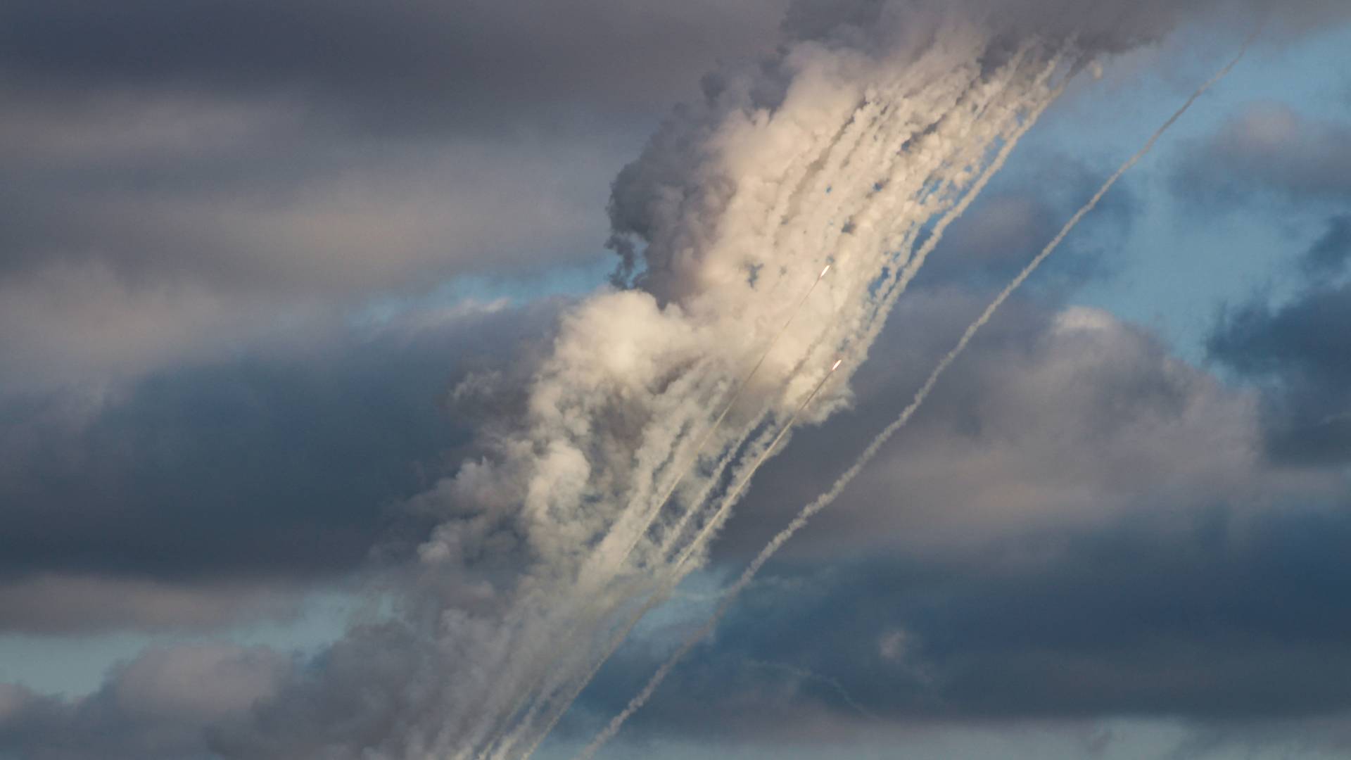 رشقة صاروخية تستهدف فلسطين المحتلة