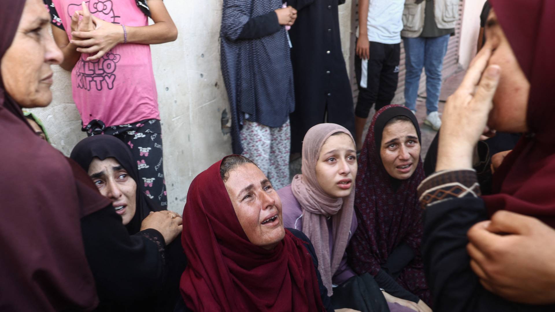 رد فعل الفلسطينيين بعد أن أصابت غارة للاحتلال مدرسة رفيدة التي تؤوي النازحين في دير البلح وسط قطاع غزة