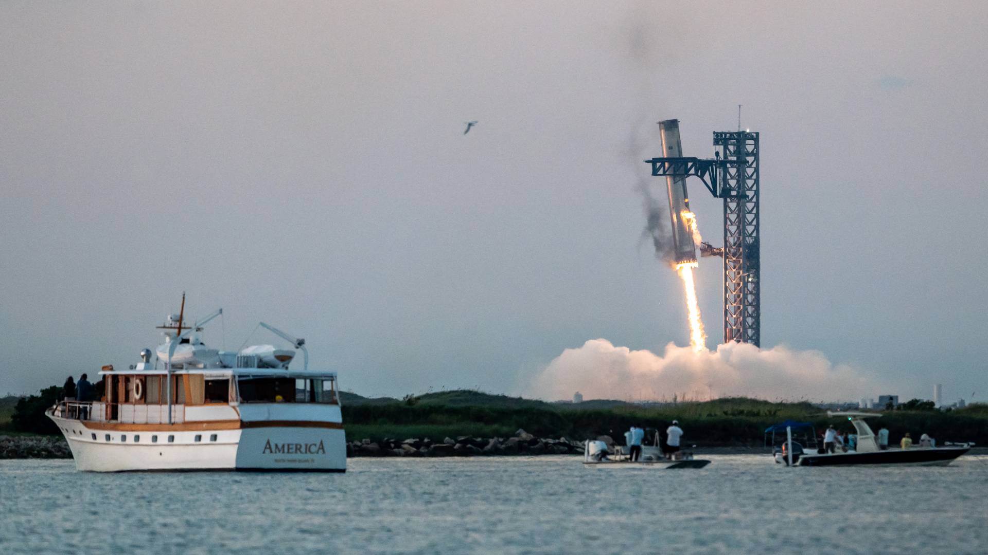 تنطلق مركبة SpaceX Starship من Starbase بالقرب من بوكا تشيكا، تكساس