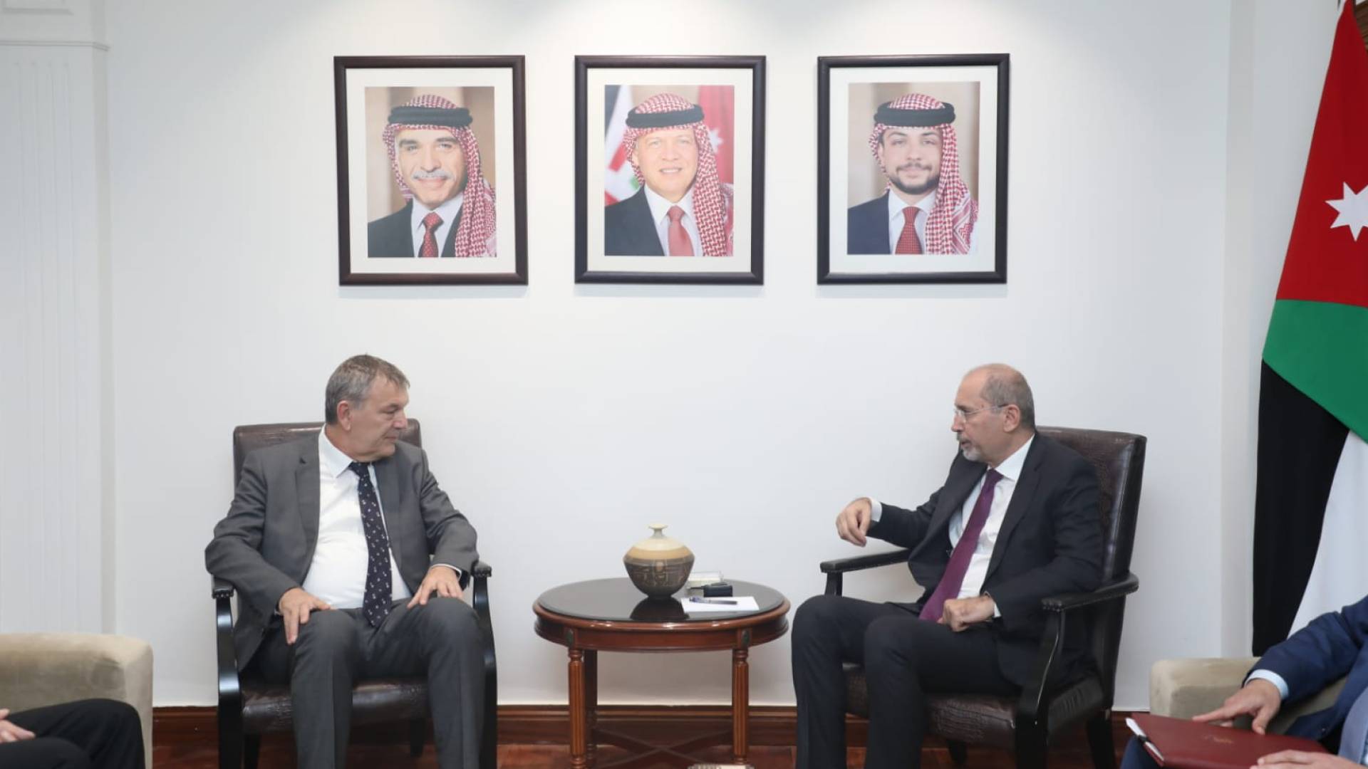 وزير الخارجية وشؤون المغتربين أيمن الصفدي خلال اجتماعه المفوض العام للأنروا فيليب لازاريني