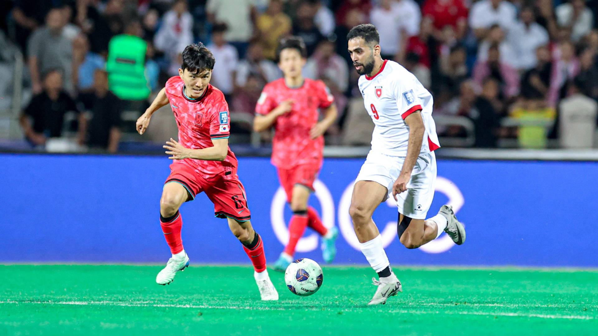 لاعب المنتخب الوطني علي علوان