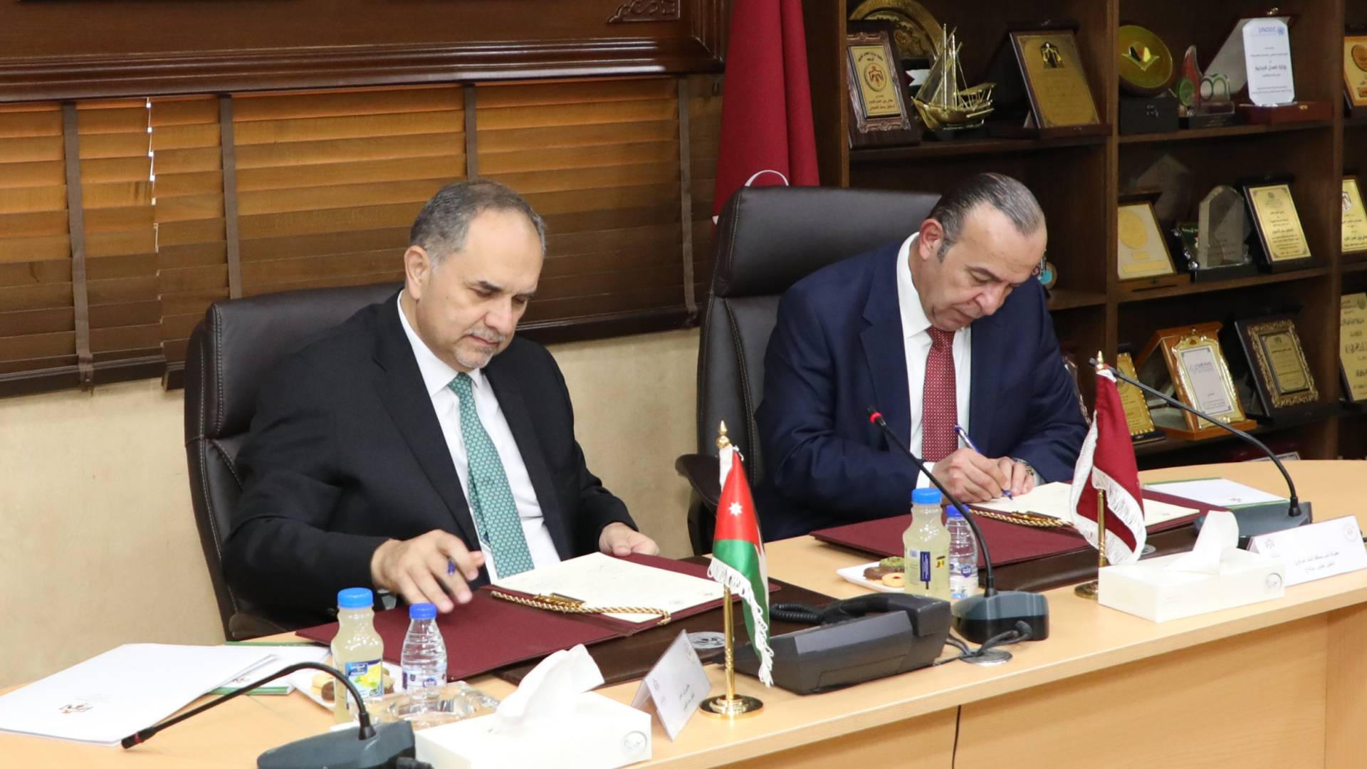 وزير العدل الدكتور بسام التلهوني ونائب محافظ البنك المركزي الأردني الدكتور خلدون الوشاح