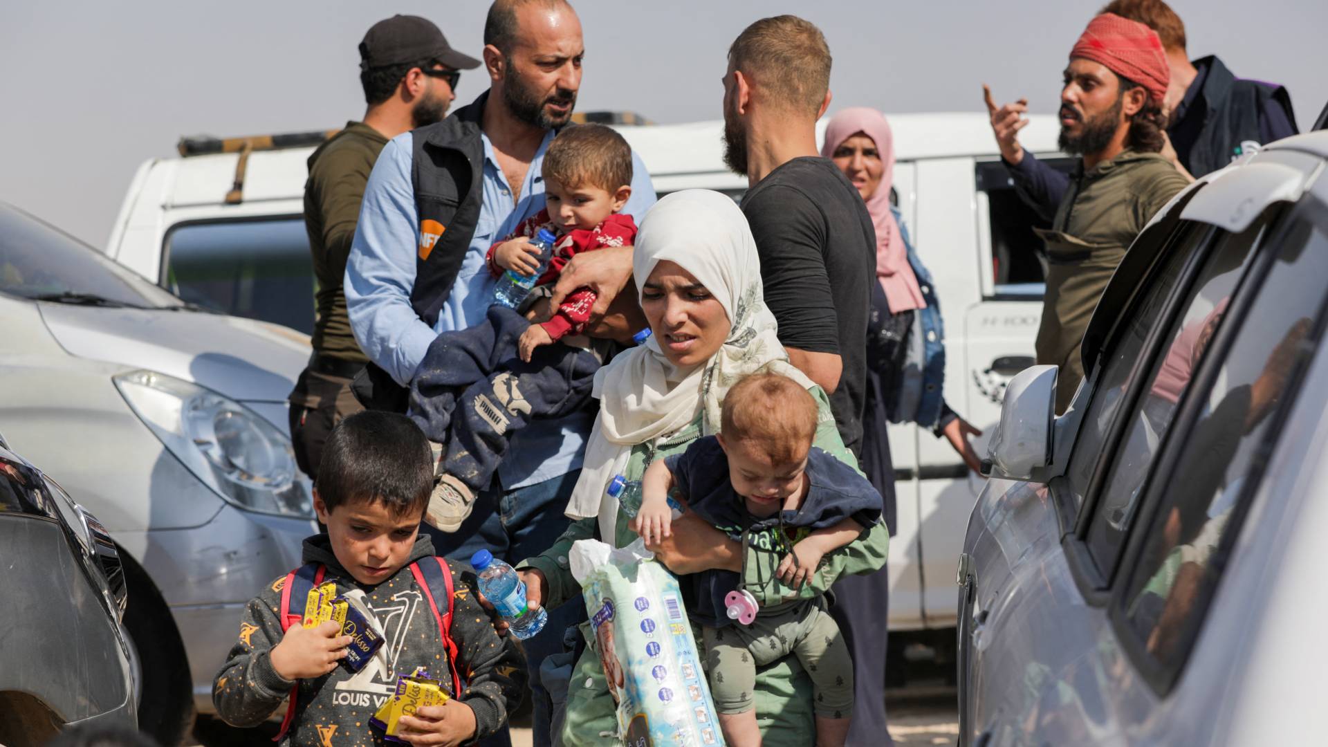 سوريون كانوا لاجئين في لبنان يعودون إلى وطنهم بعد قصف الاحتلال