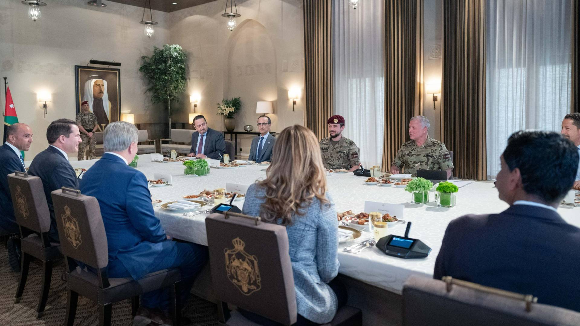 جلالة الملك عبدالله وولي العهد لدى استقبال الوفد