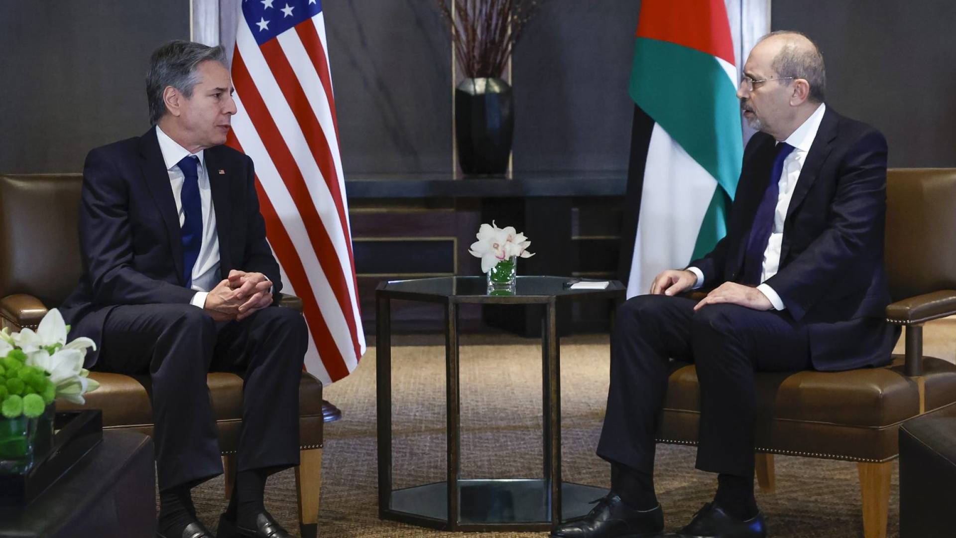 وزير الخارجية أيمن الصفدي (يمينا) ووزير الخارجية الأمريكي بلينكن (يسارا)