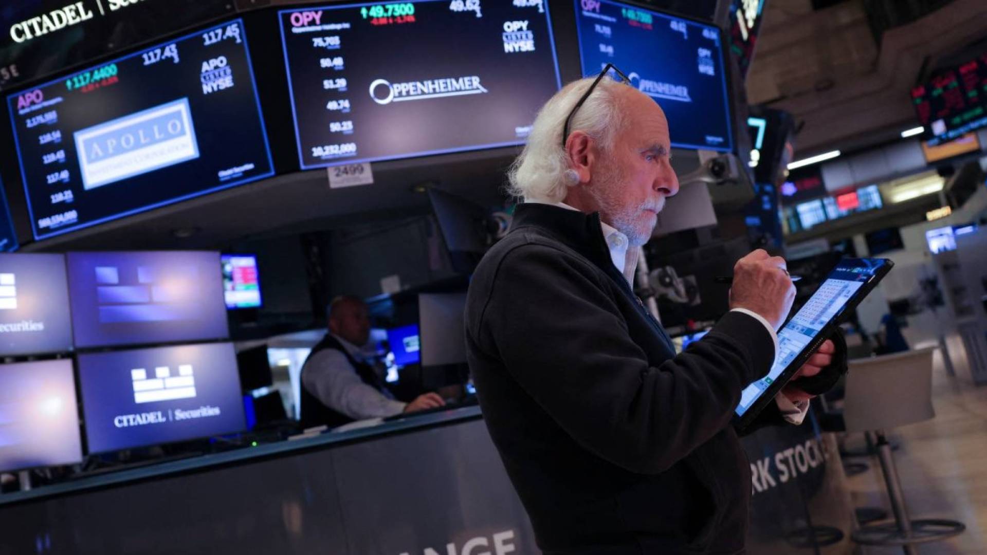 تداول الأسهم مقابل تداول ETF، أيهما أفضل؟