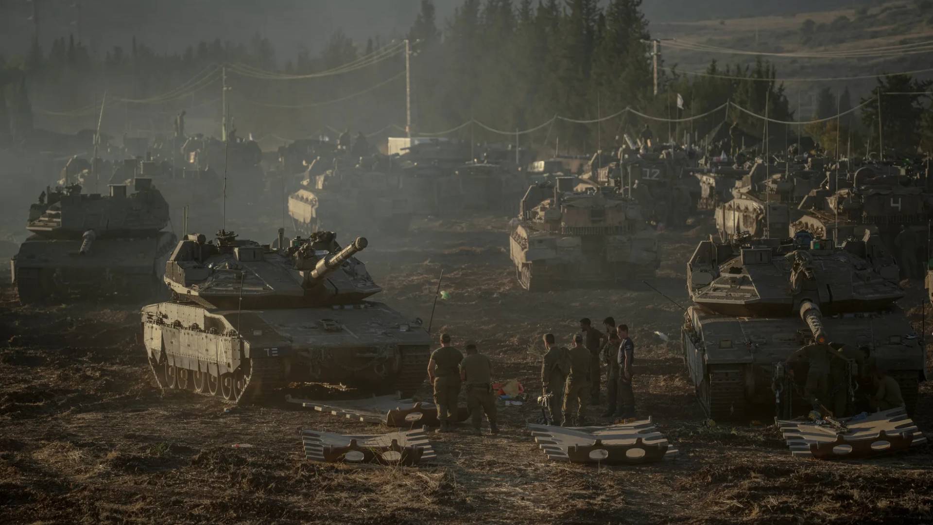 دبابات وآليات الاحتلال العسكرية بمقربة حدود لبنان الجنوبية