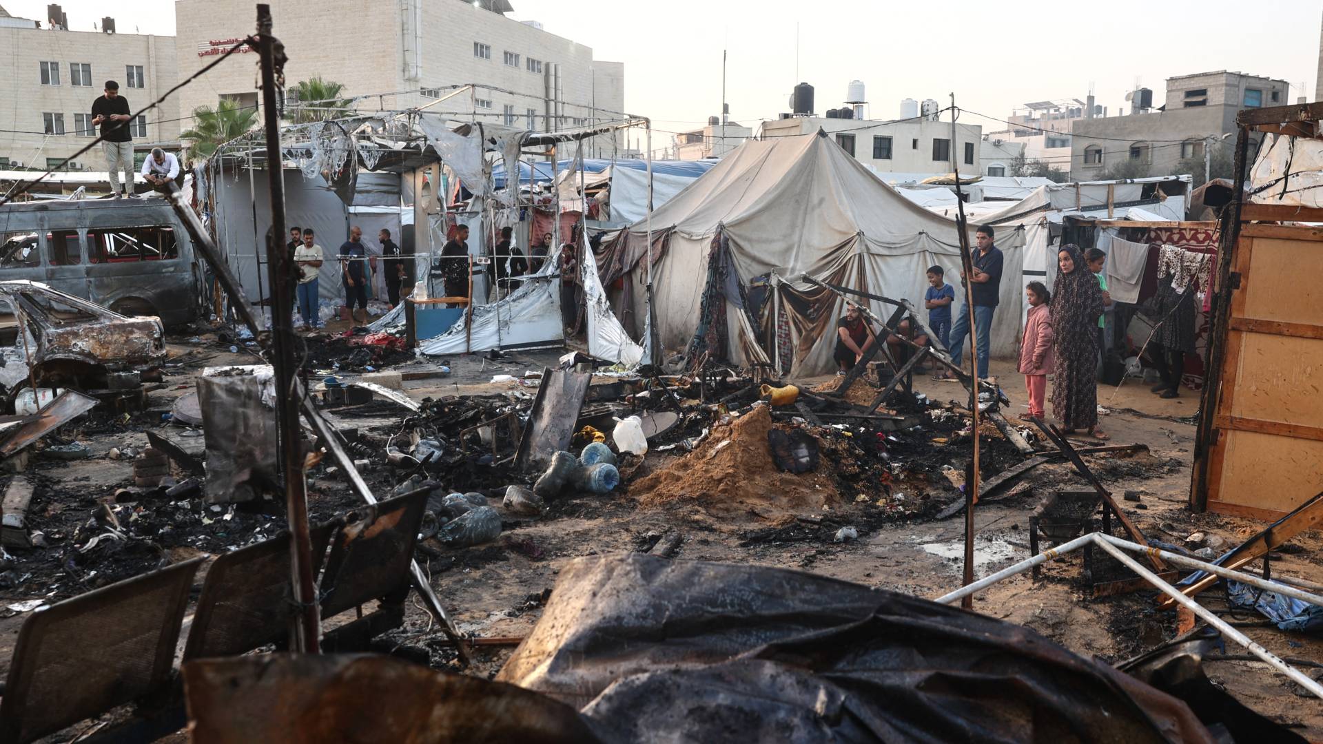 جيش الاحتلال يستهدف خياما للنازحين داخل مستشفى شهداء الأقصى في دير البلح