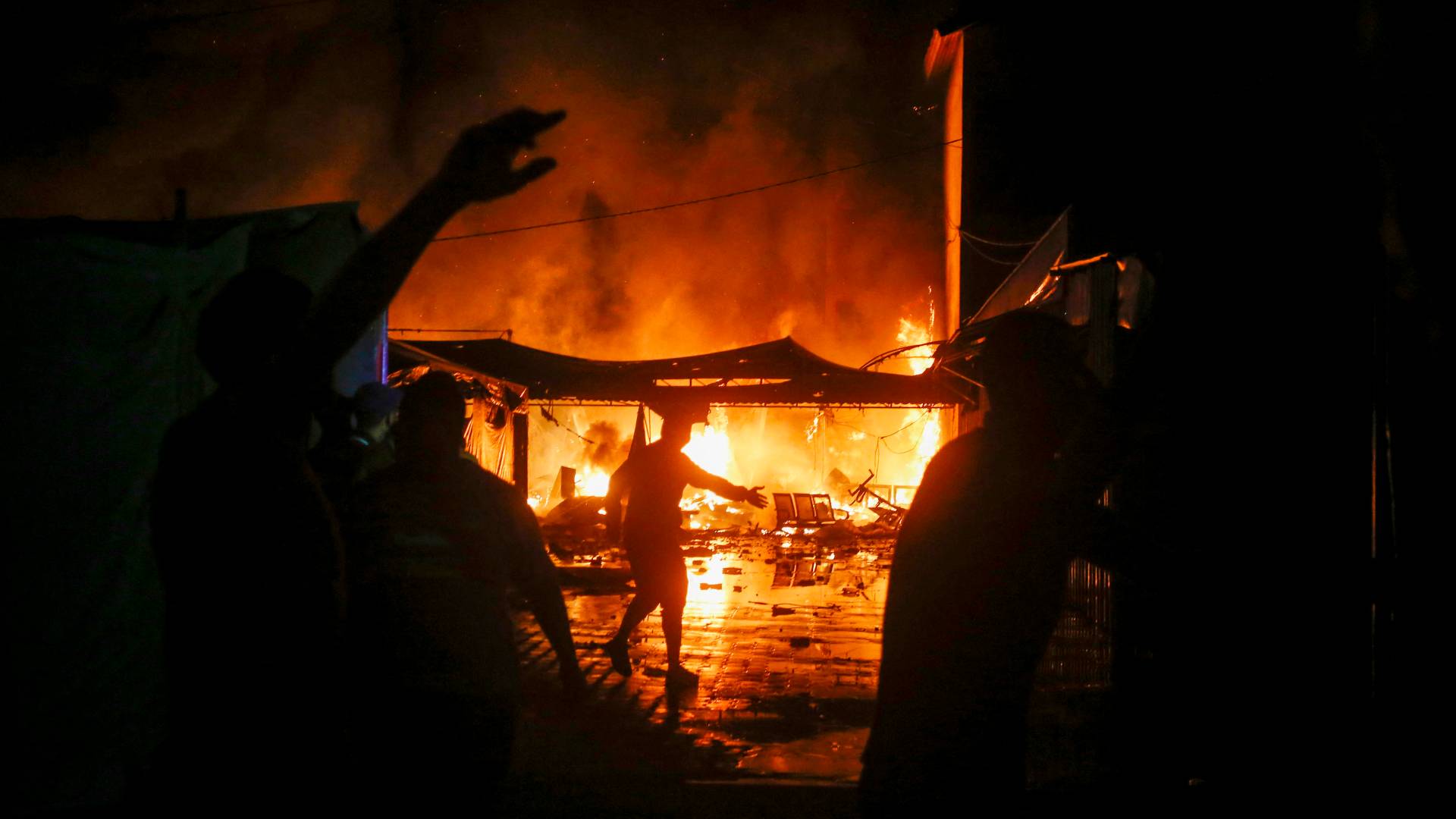 اشتعال النيران إثر استهداف النازحين في غزة