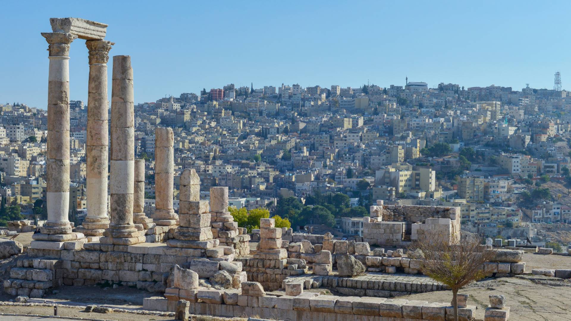 لقطة عامة لأحد أحياء عمان