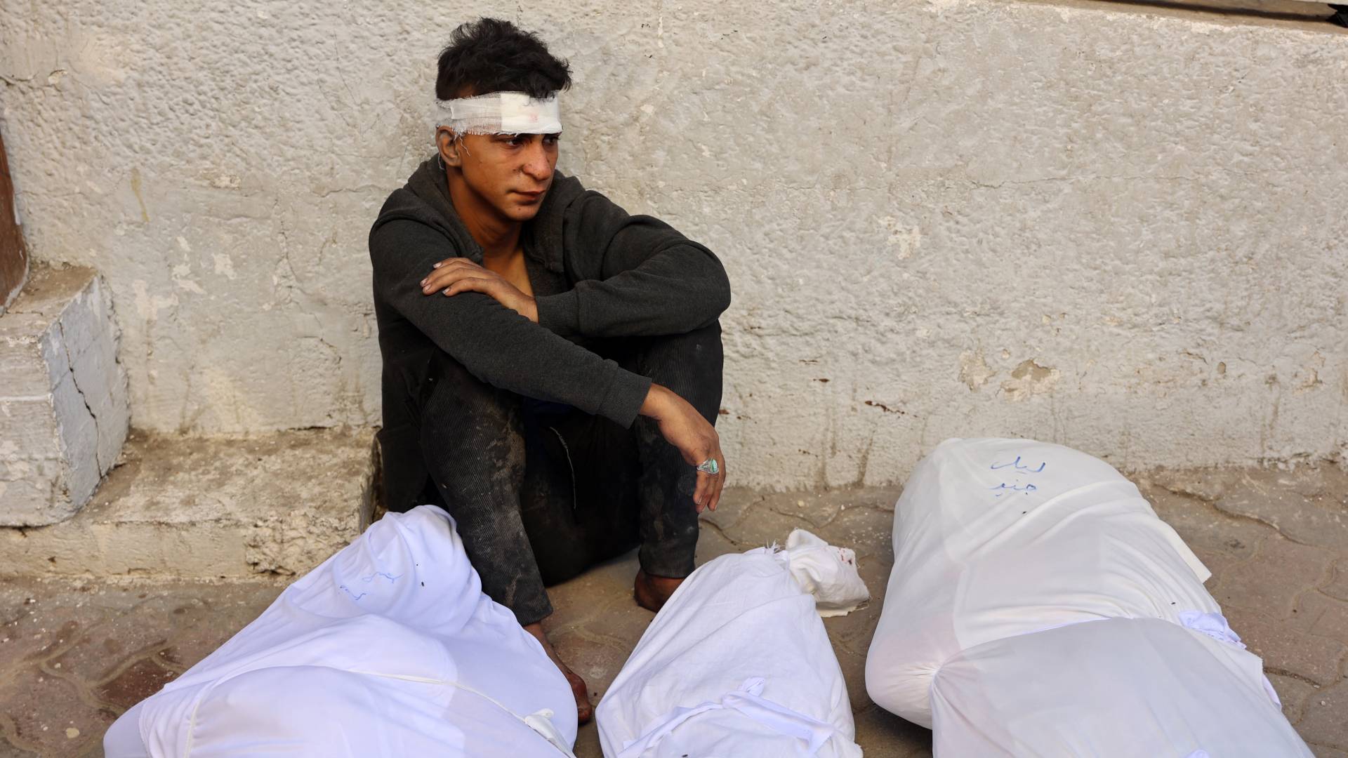 شاب فلسطيني يود عائلته في قطاع غزة