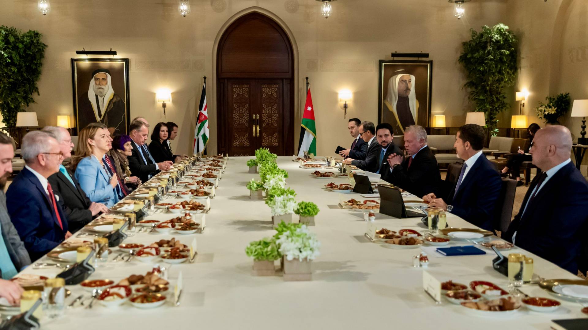 الملك يلتقي وفدا أمريكيا