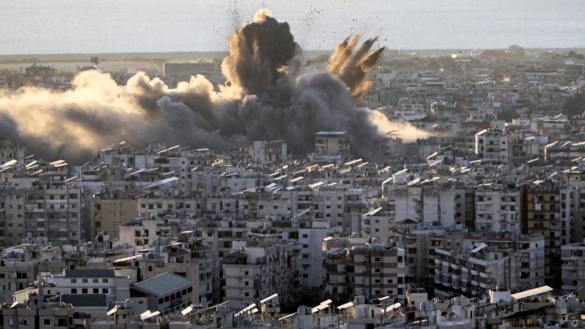 اندلعت سحابة من الدخان في أعقاب غارة جوية للاحتلال على الضواحي الجنوبية لبيروت