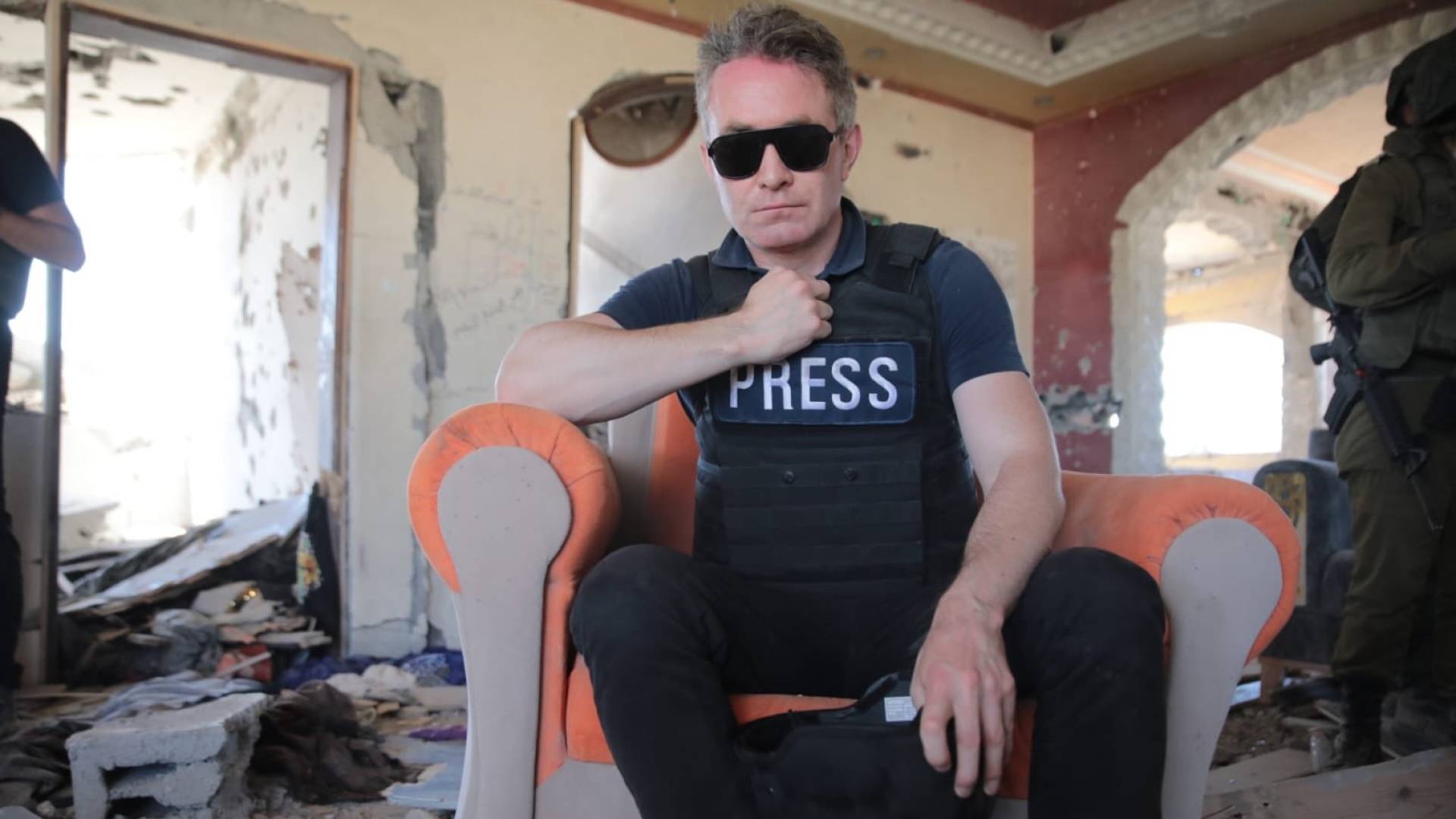 في حركة استفزازية.. صحفي بريطاني ينشر صورة له على كرسي السنوار