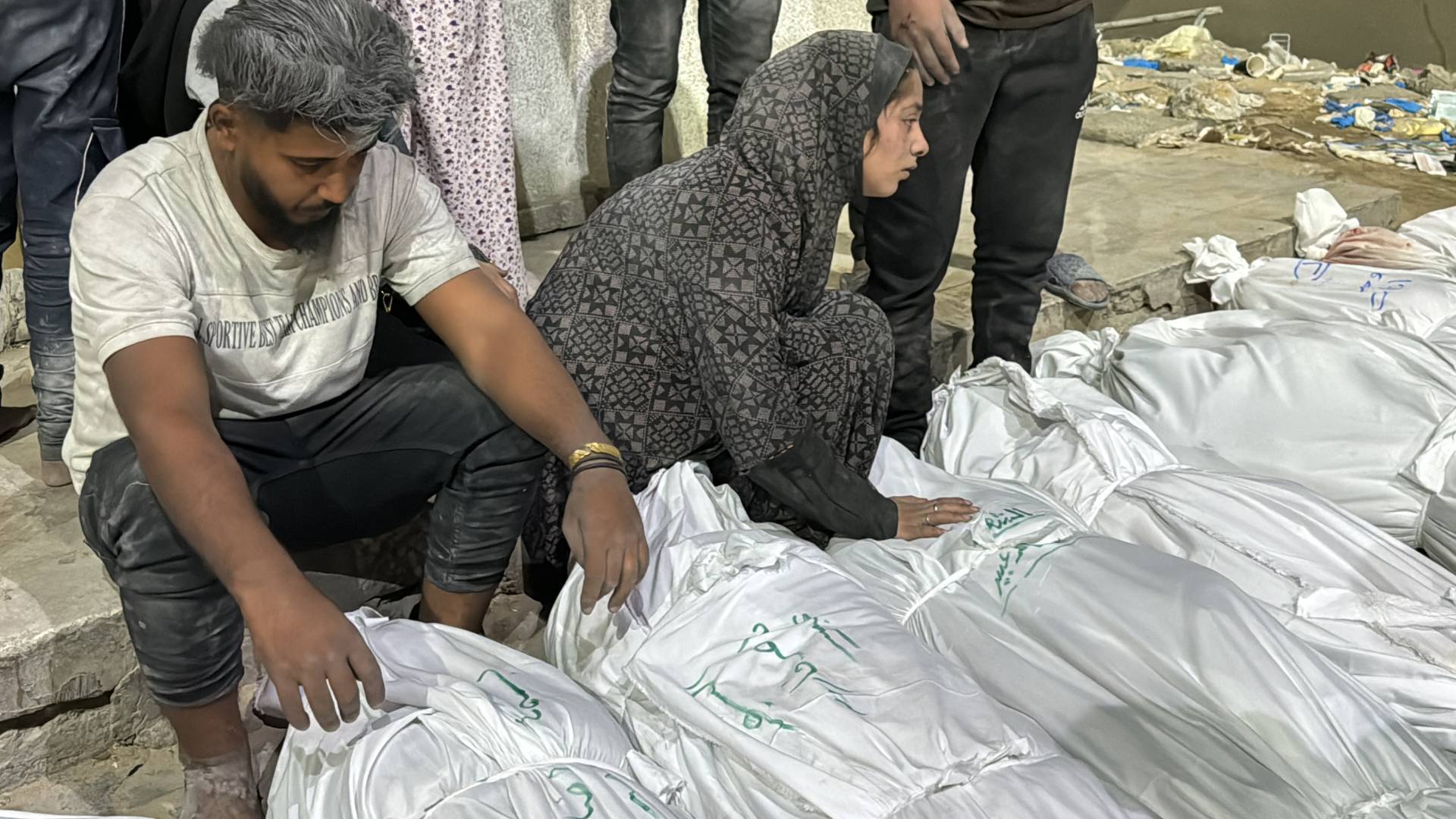 فلسطينيون يودعون أفراد عائلاتهم في قطاع غزة