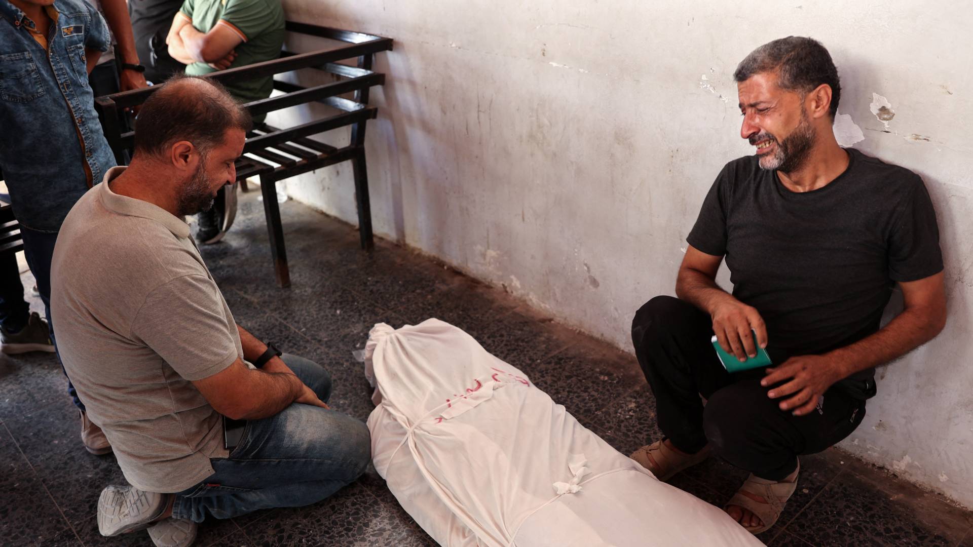 فلسطينيون يبكون أحد أفراد عائلتهم