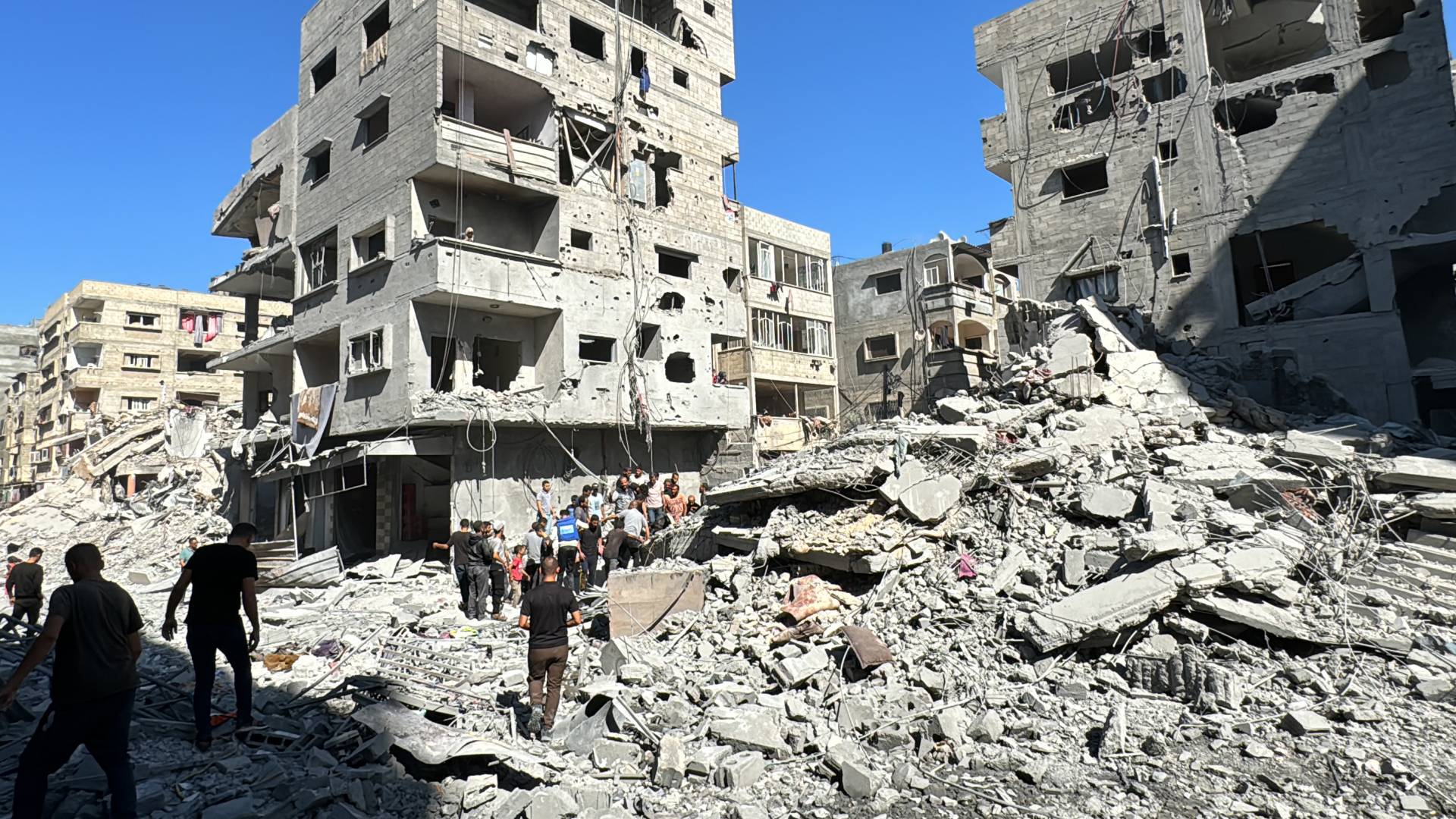 آثار الدمار نتيجة القصف العنيف على غزة